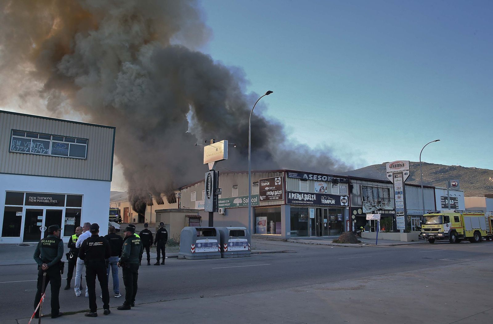 Imágenes del incendio de la nave de pinturas del polígono industrial Zabal Bajo en La Línea