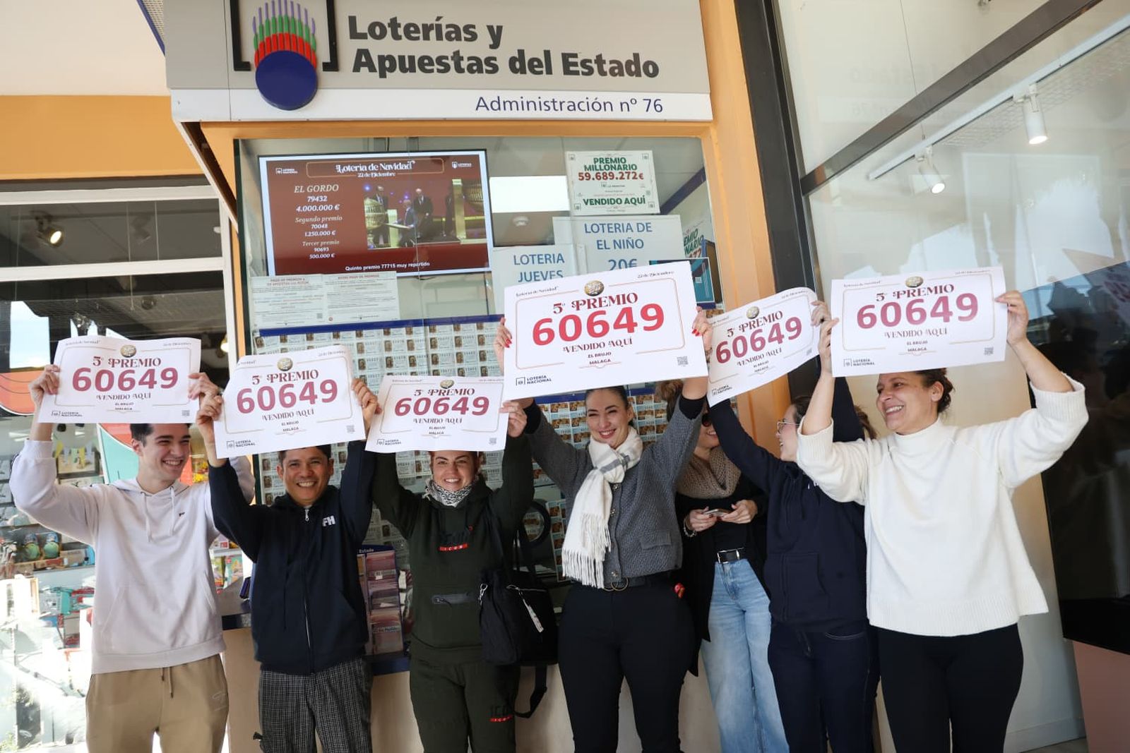 Celebración en la administración número 76 ‘El Brujo’ en Plaza Mayor, que ha repartido 2,7 millones de euros en la Lotería de Navidad 2025 con el 60.649.