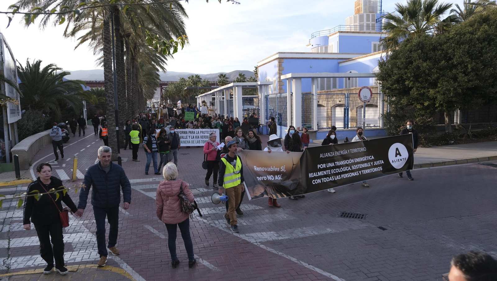 Fotogalería manifestación a favor de energías renovables ordenadas. Almería