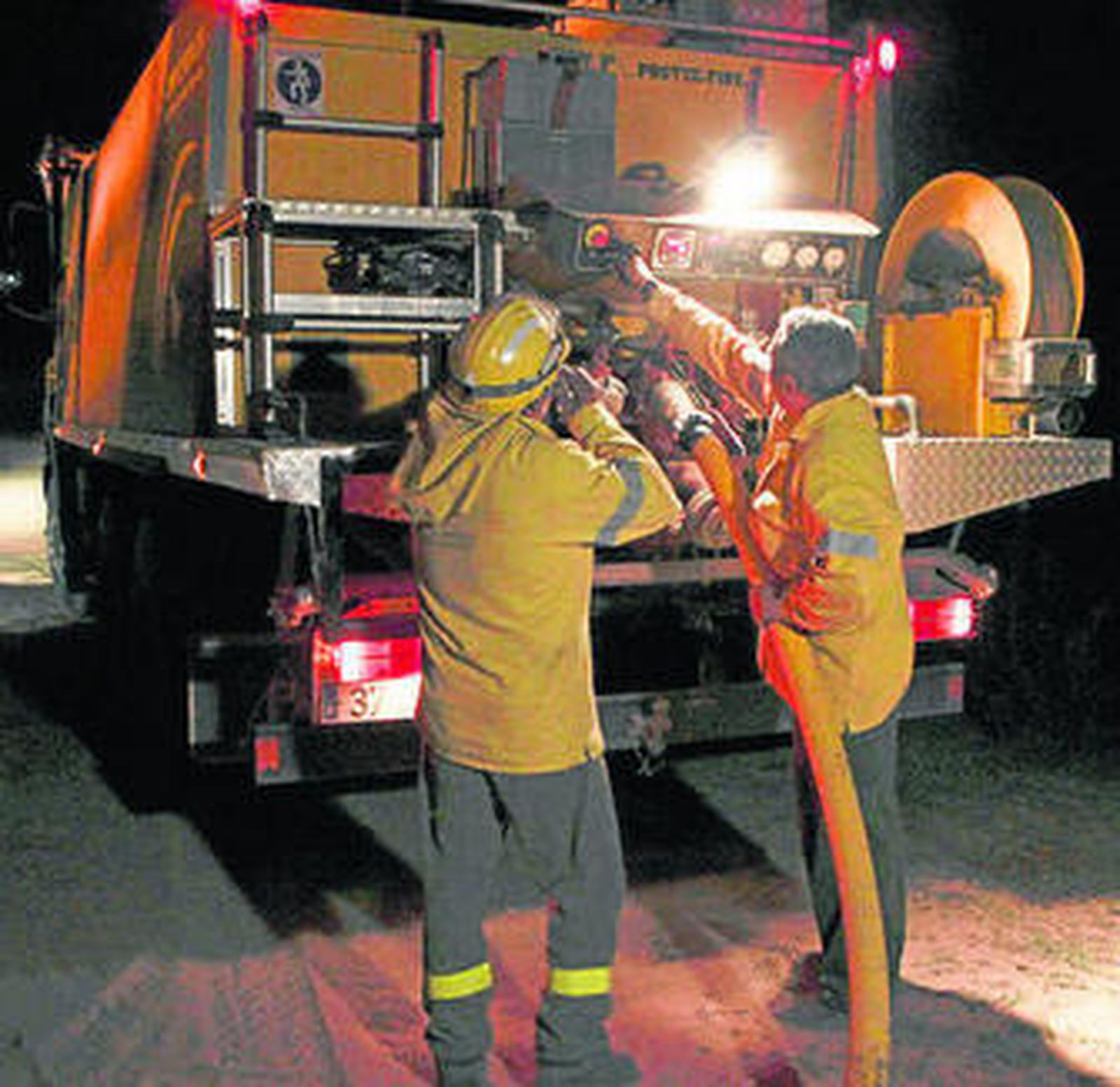 Miembros de los equipos de extinción en el incendio de Doñana.