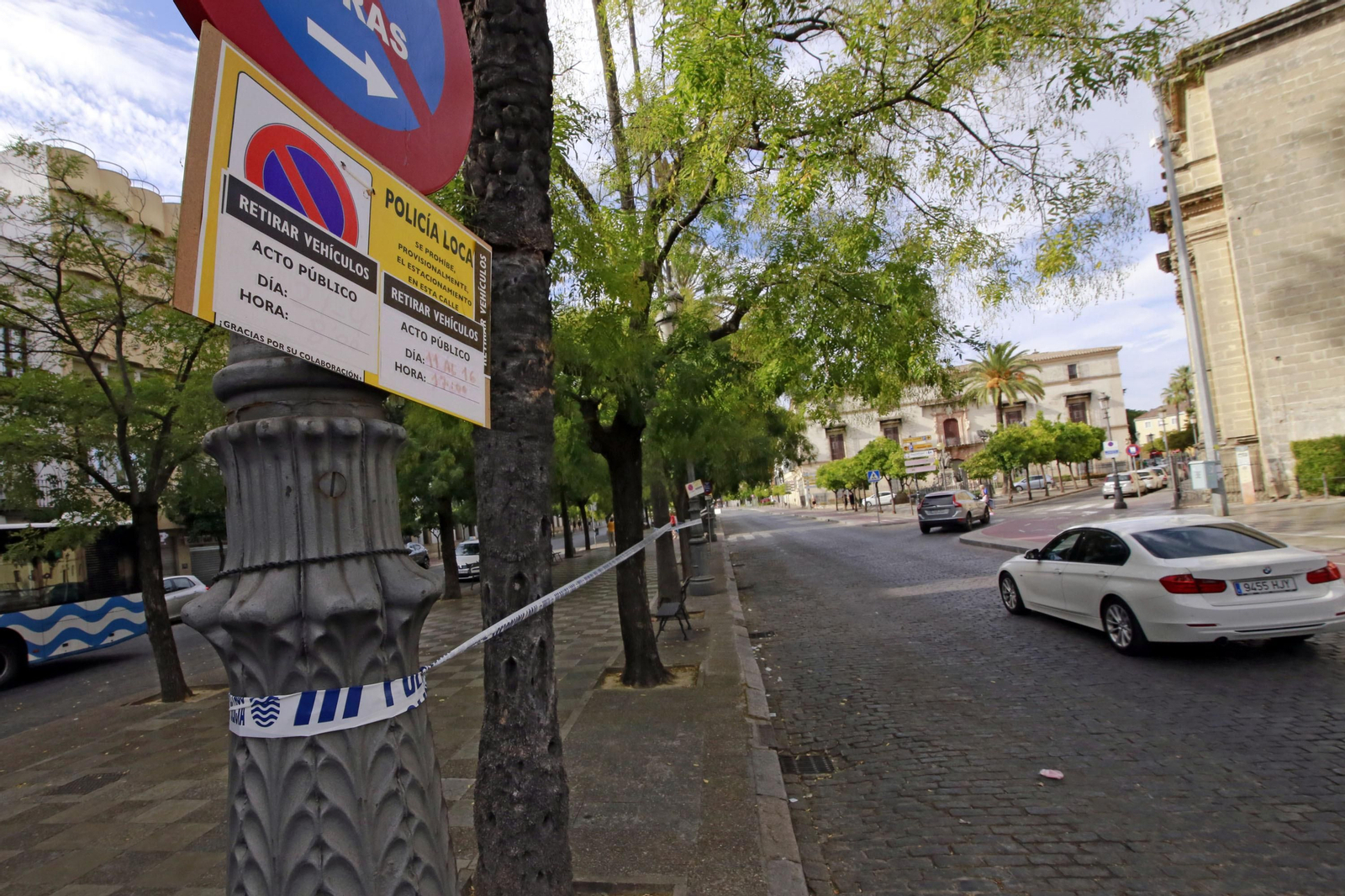 Zona acotada ayer domingo en Alameda Cristina para evitar el aparcamiento de vehículos.