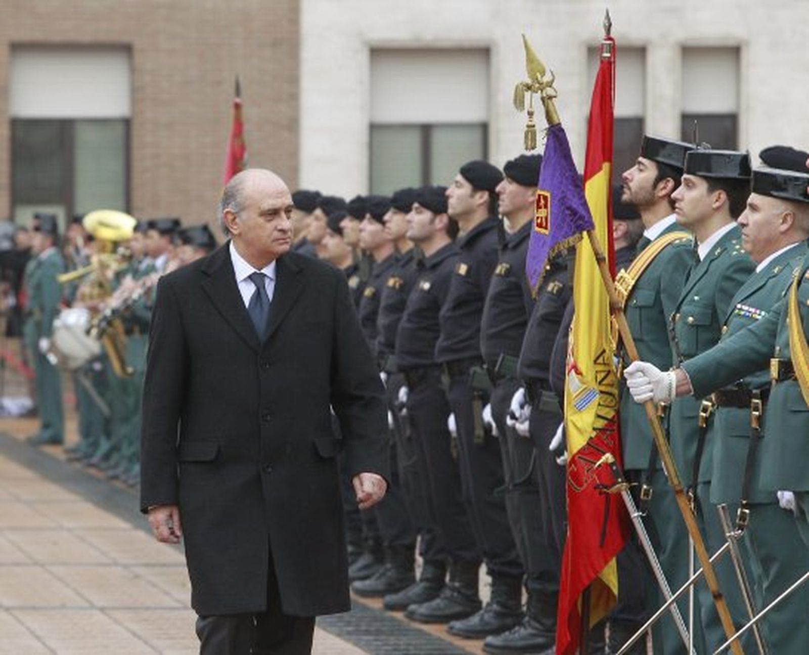Fernández Díaz promete "ayudar" y "acompañar" a los etarras arrepentidos