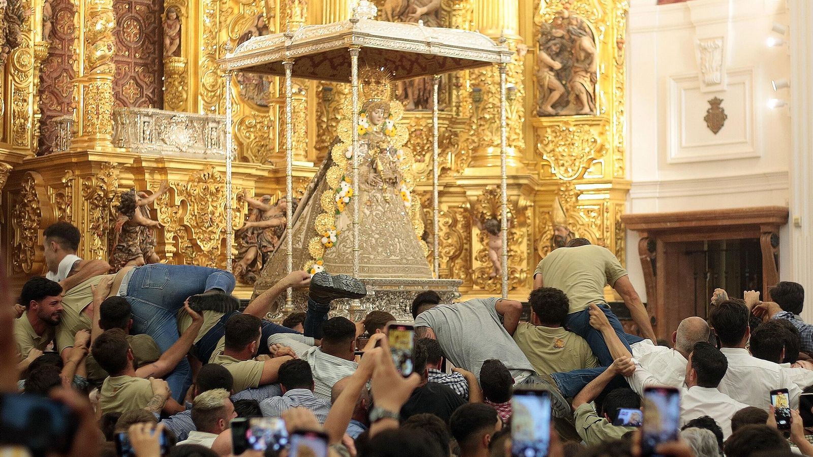 Momento en el que se produce el salto de la reja en este Rocío 2023.