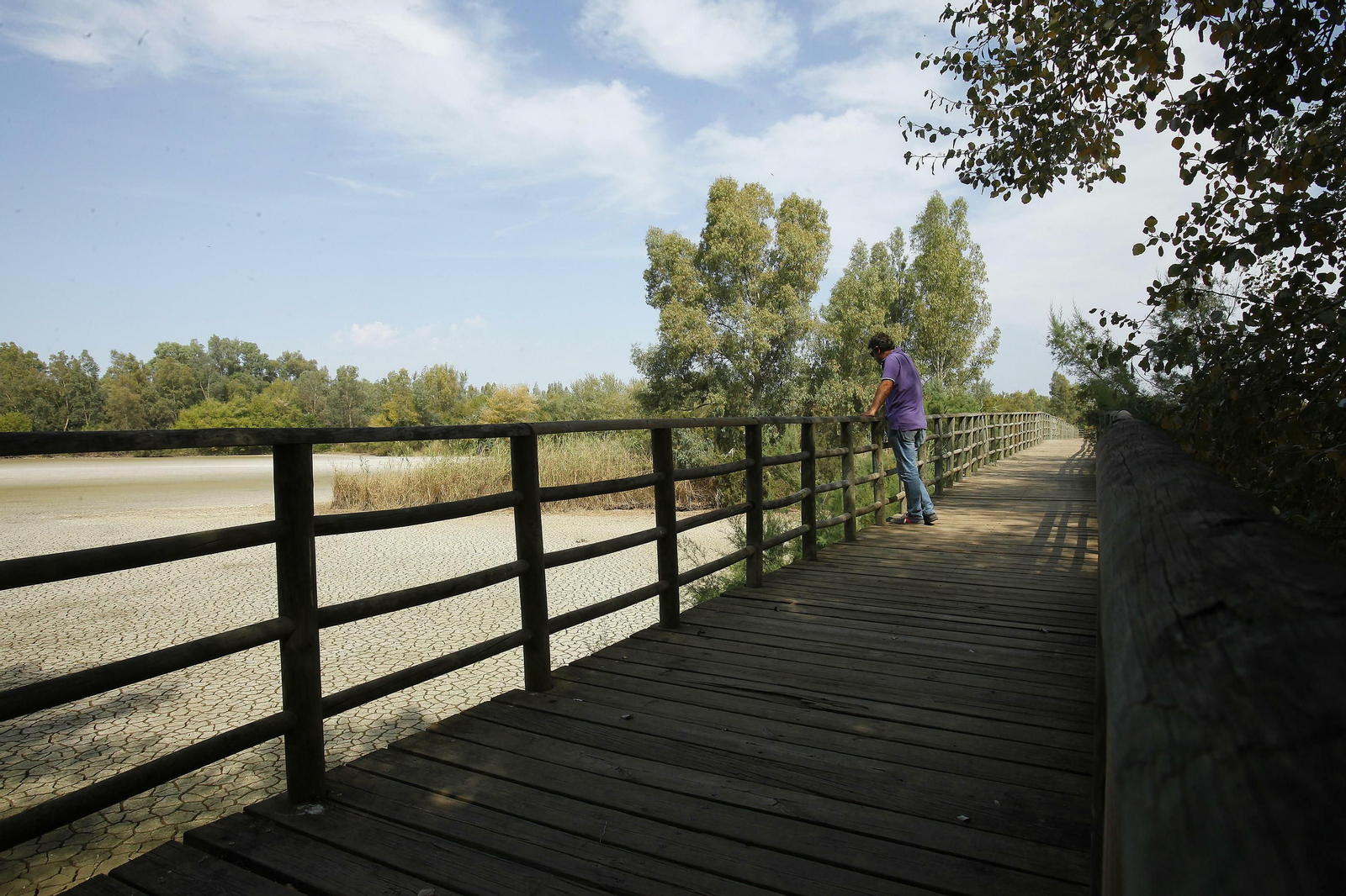 El lago del mirador de Las Doblas, con la tierra cuarteada.