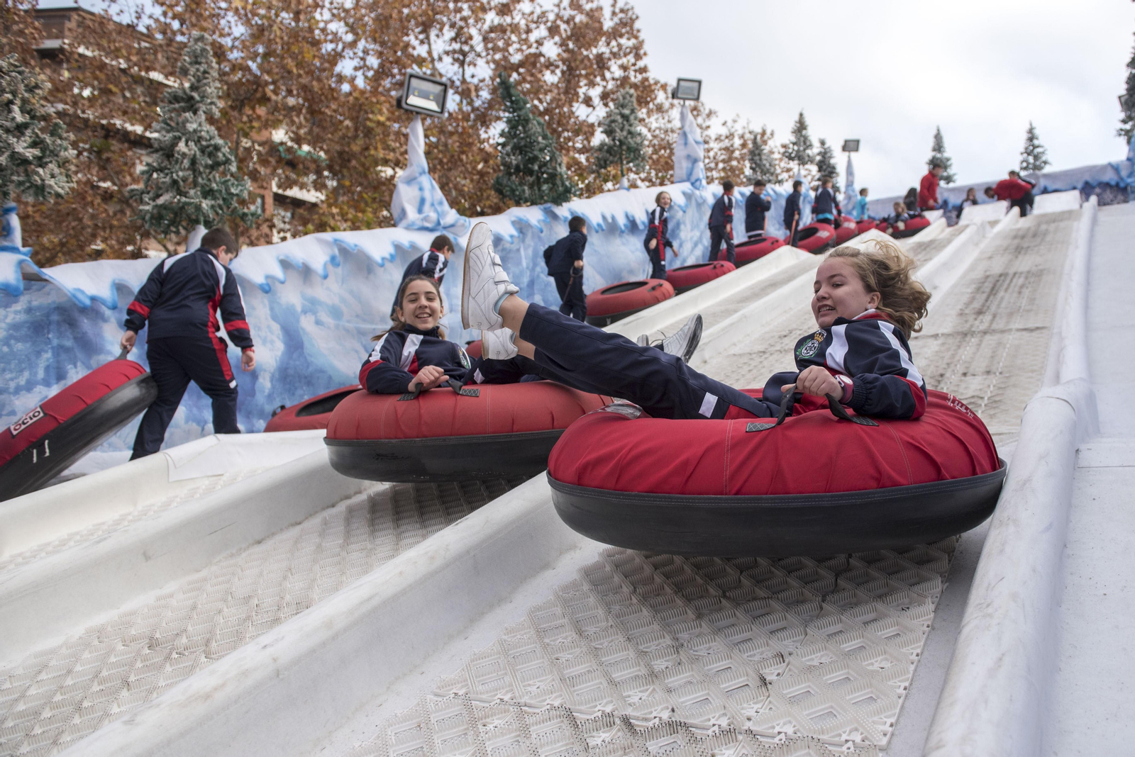 Dos niñas se deslizan por un tobogán gigante