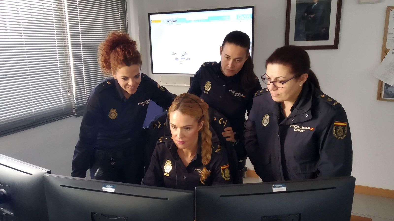 Inés, Adriana (sentada), Jasone y Florentina en la sala del 091.