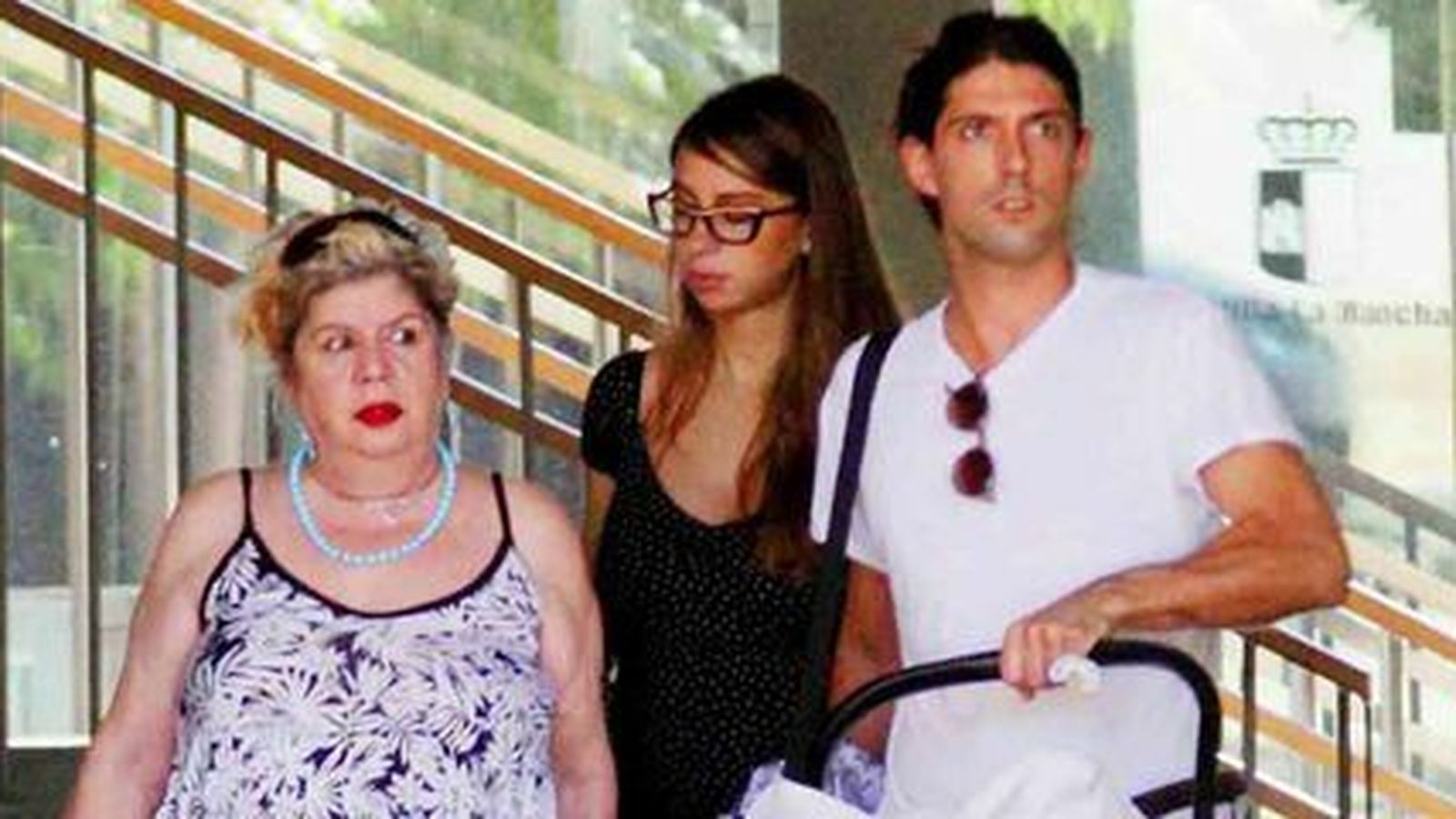 La artista, en Toledo, con su hijo, su nieto y su nuera.