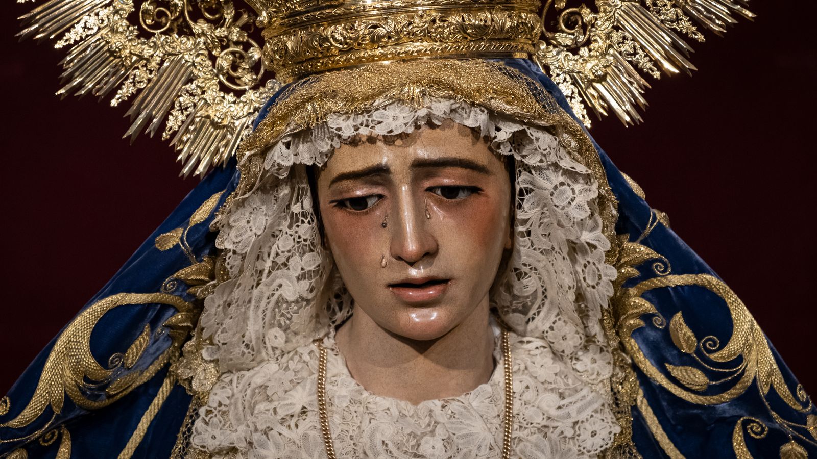 La Virgen de la Amargura en besamanos