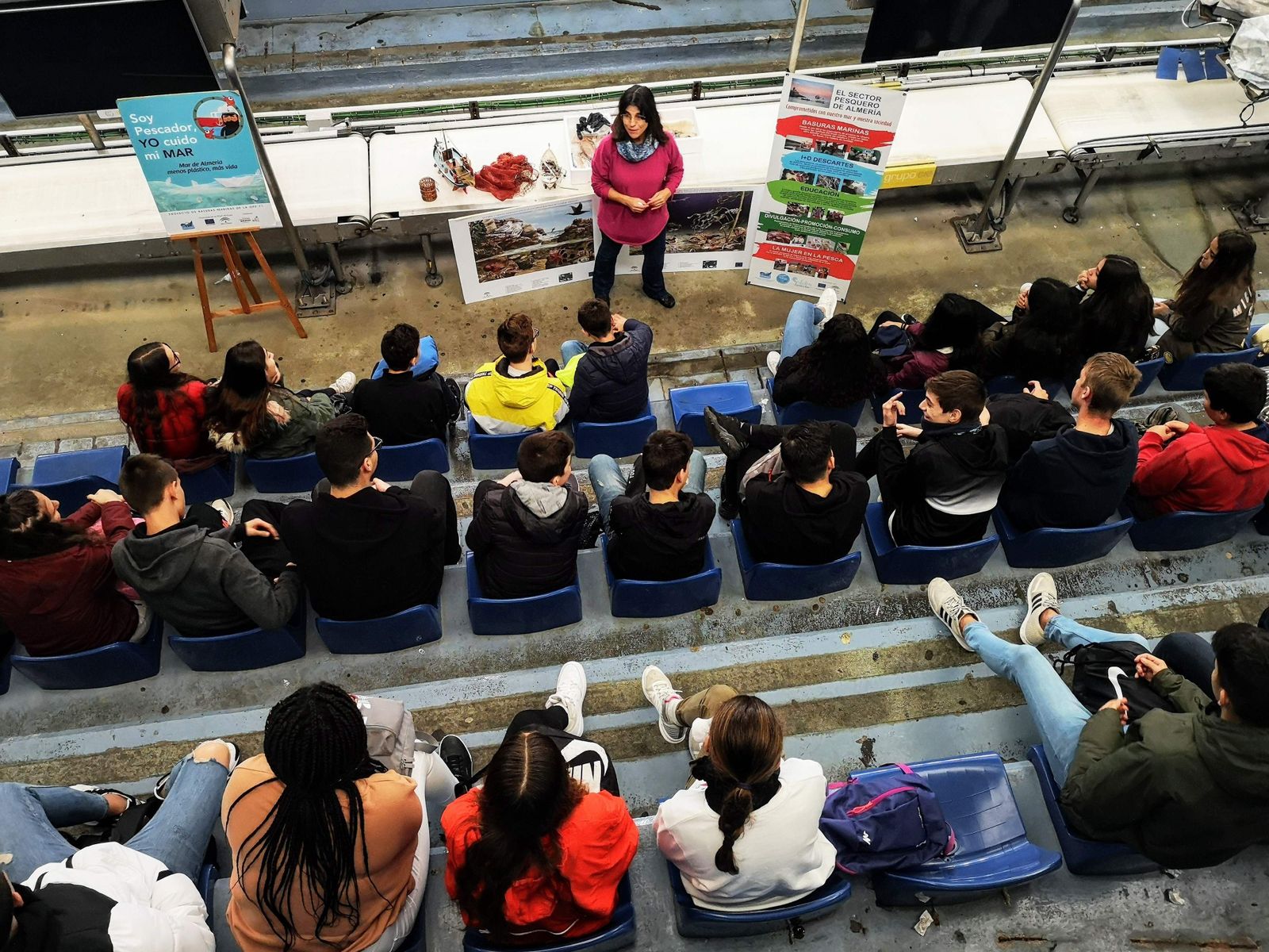 Los estudiantes, en la lonja de pescado del Puerto de Almería.