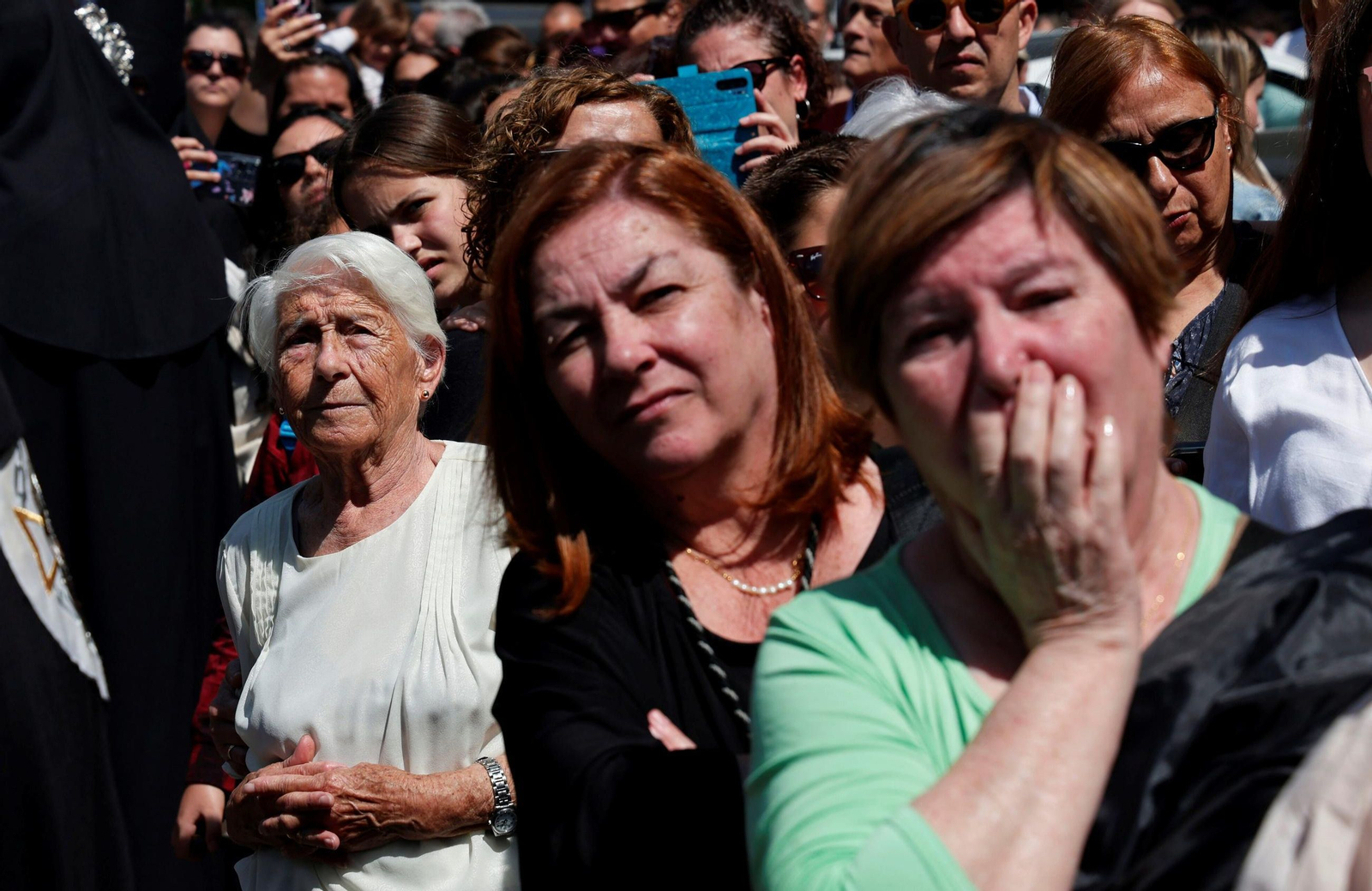 Las devotas esperan la salida del Cautivo del Tiro de Línea.