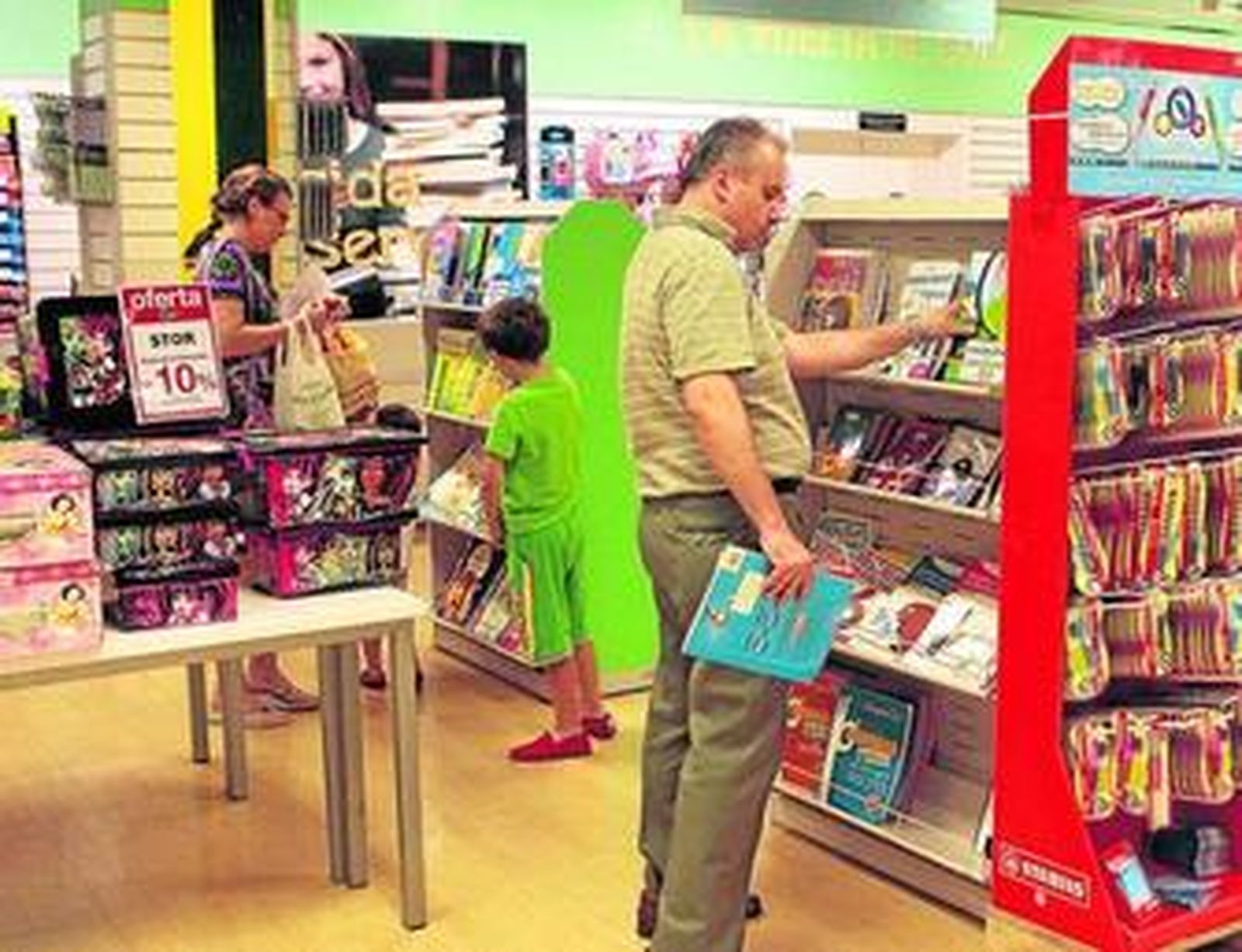 Un cliente adquiere libros en el departamento dedicado a la vuelta al cole de El Corte Inglés.