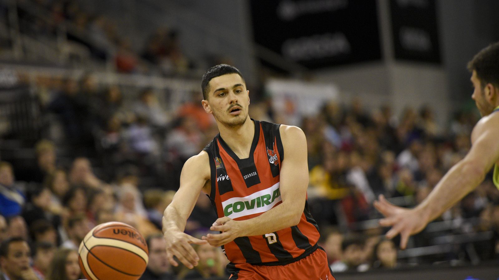 Corts asiste a un compañero