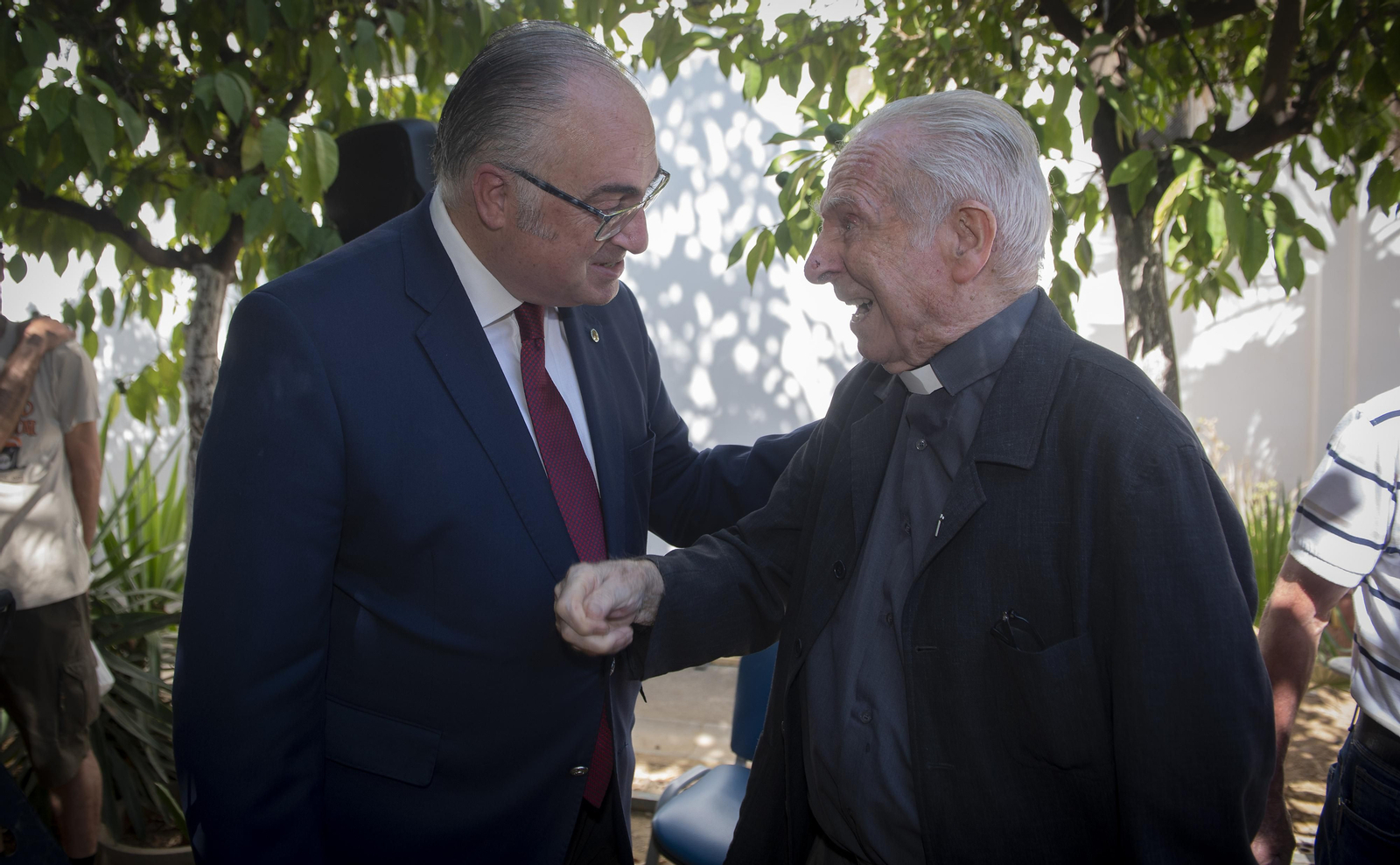 Las imágenes de la inauguración de los jardines del párroco D. Pedro Ybarra