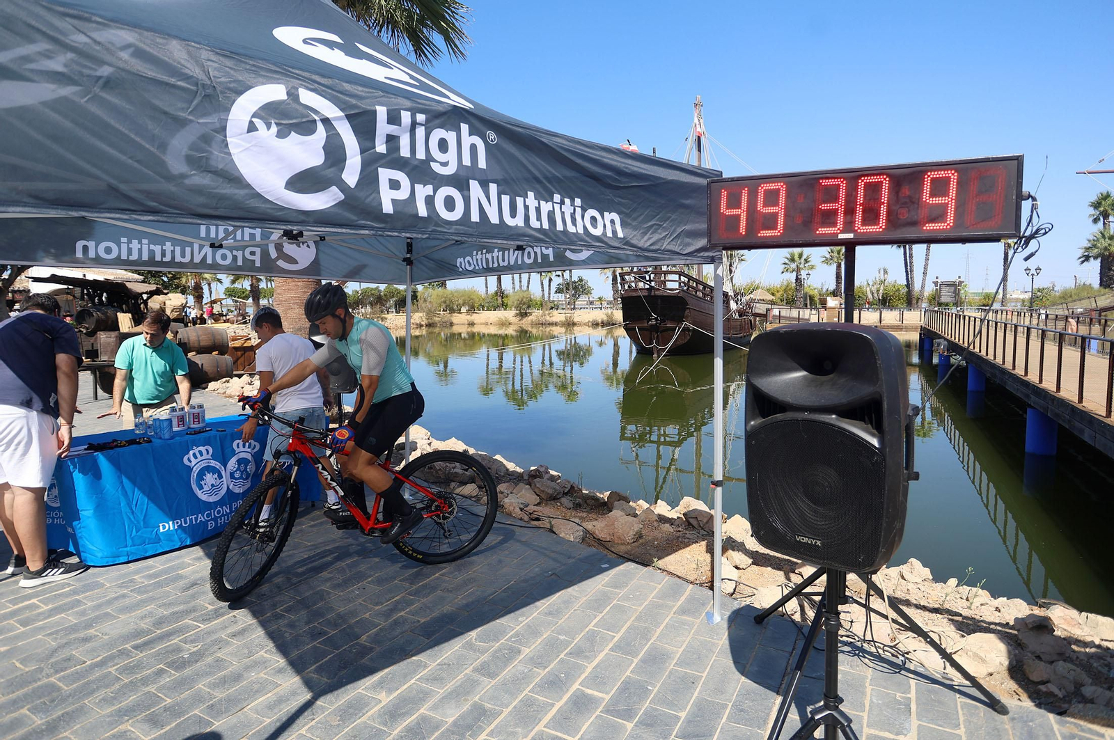 Imágenes de la Jornada de Puertas Abiertas del Muelle de las Carabelas con motivo del 3 de agosto