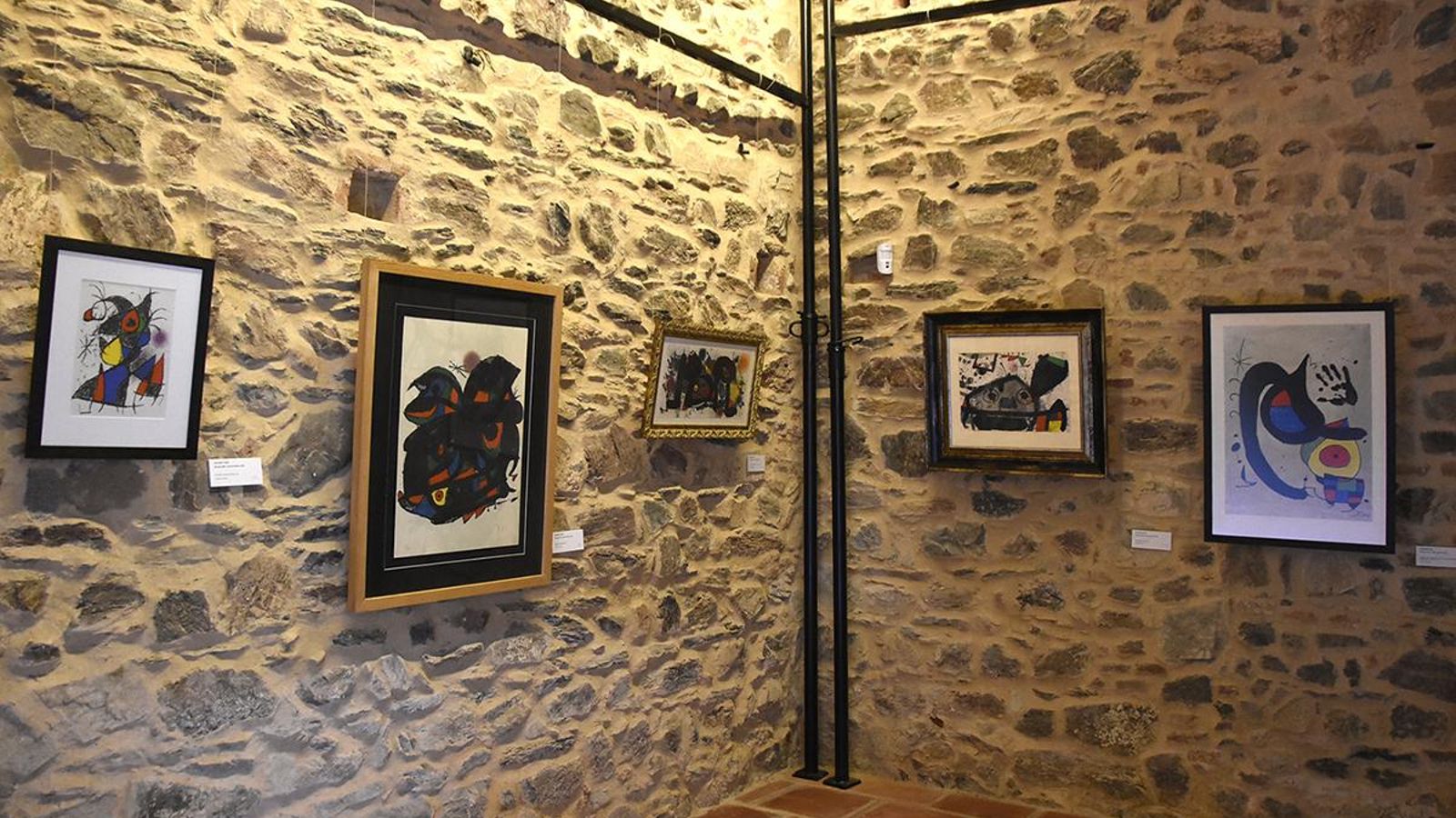 Obras de arte expuestas en la ermita de Las Virtudes.