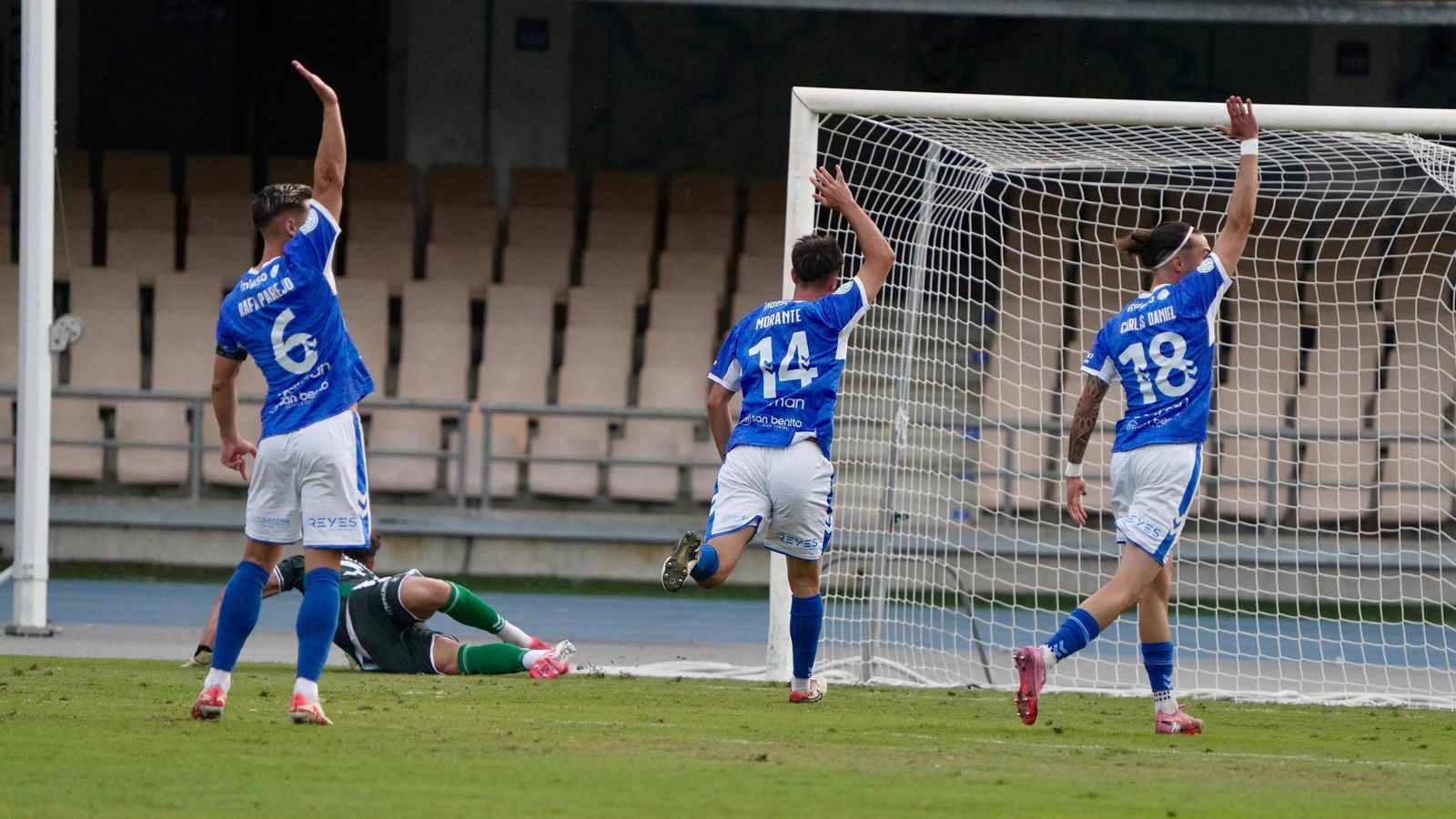 Parejo, Morante y Carlos Daniel reclaman fuera de juego en el 0-1.