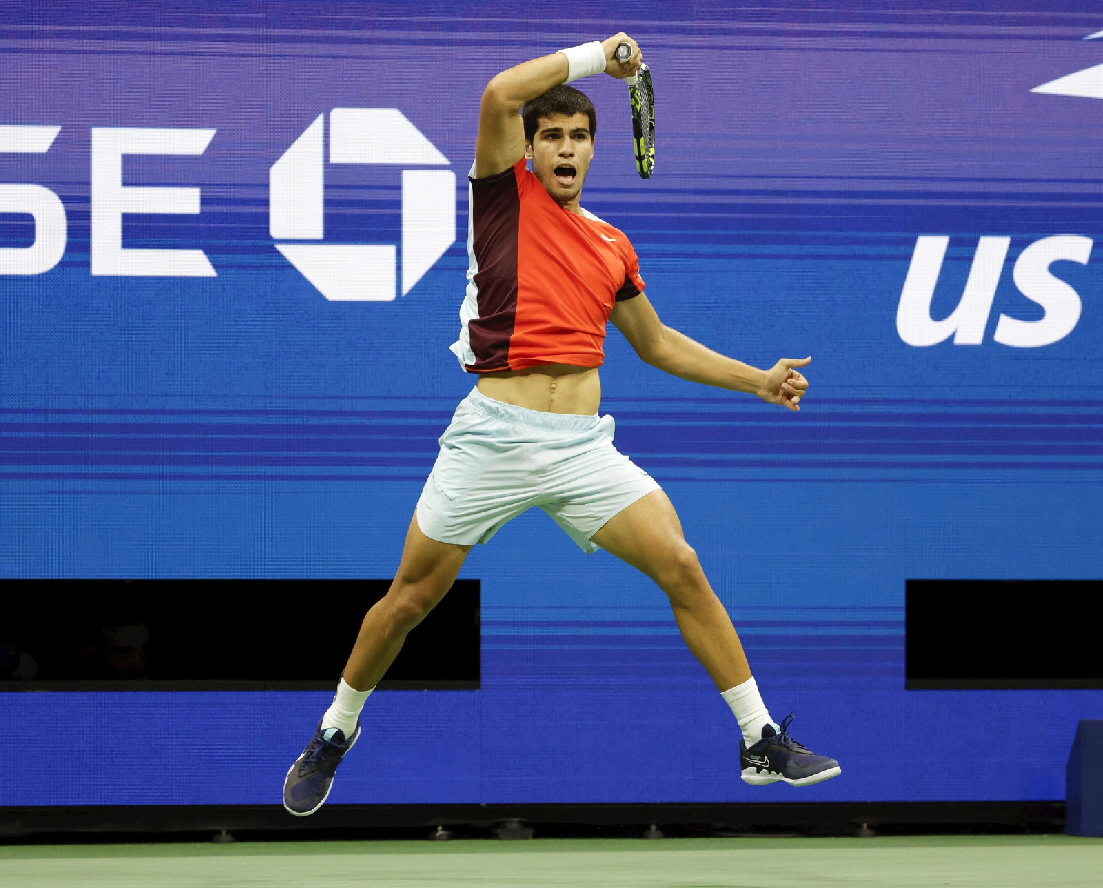 Carlos Alcaraz golpea de drive.