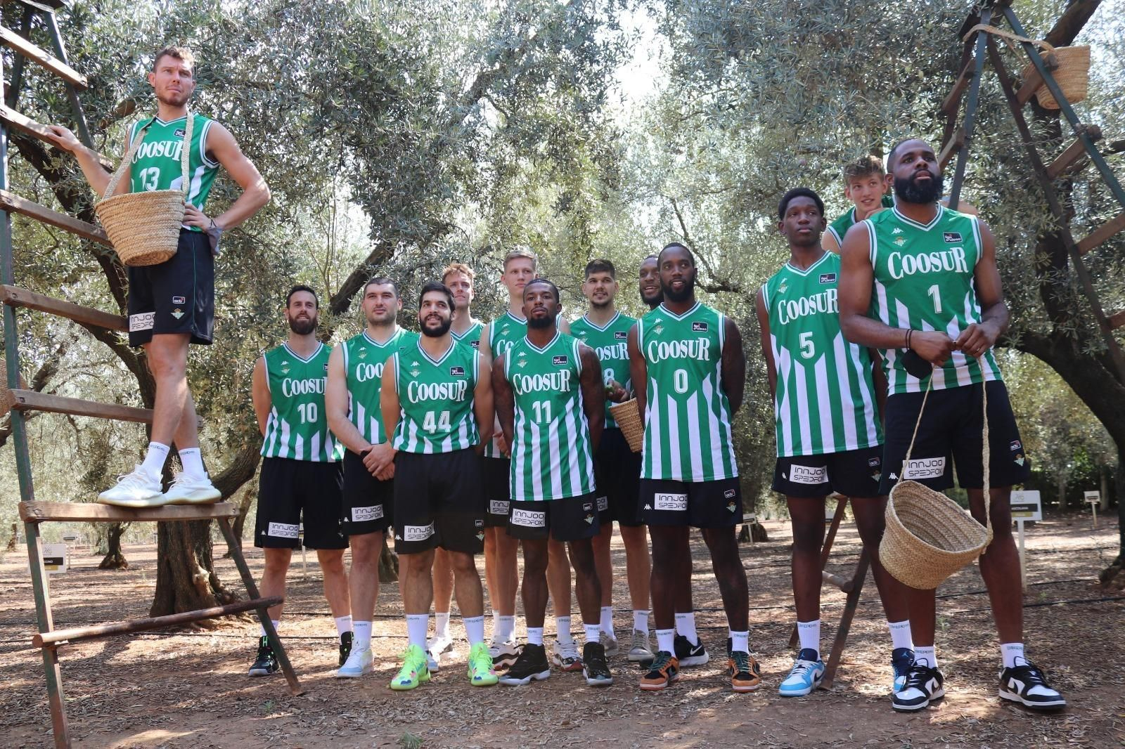 La plantilla verdiblanca posa junto a unos olivos de la Hacienda Guzmán, uno de los principales referentes de Coosur y el grupo Acesur.