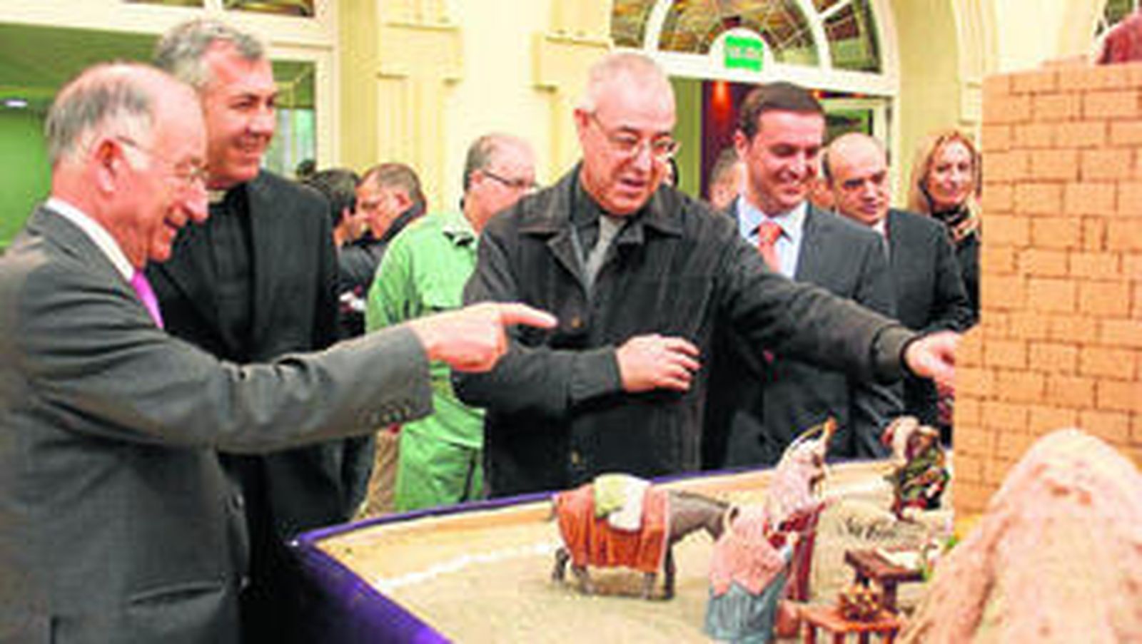 El presidente de Diputación y el vicario general obeservan cada detalle del Belén.