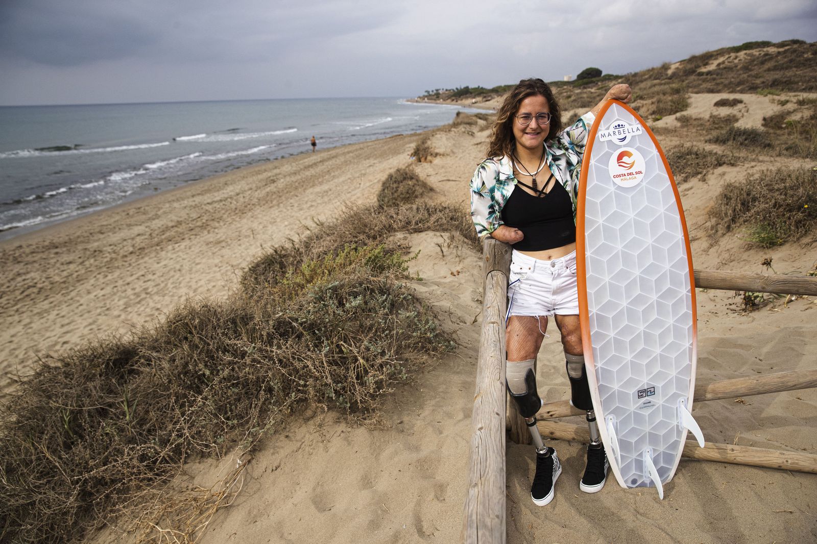 Sarah Almagro con su tabla de surf.