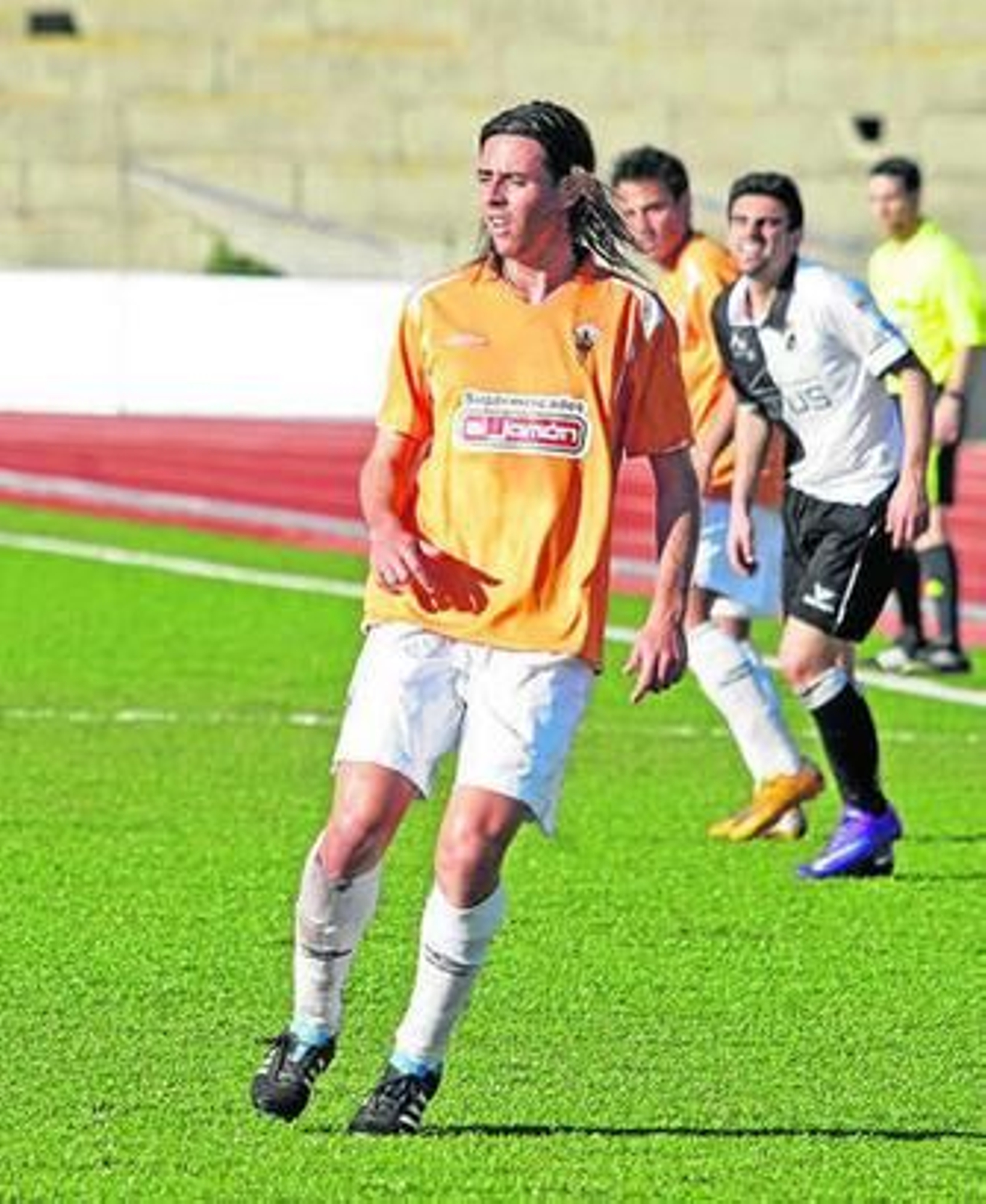 El linense Juanma Lobato, con el San Roque de Lepe en el Municipal de La Línea.