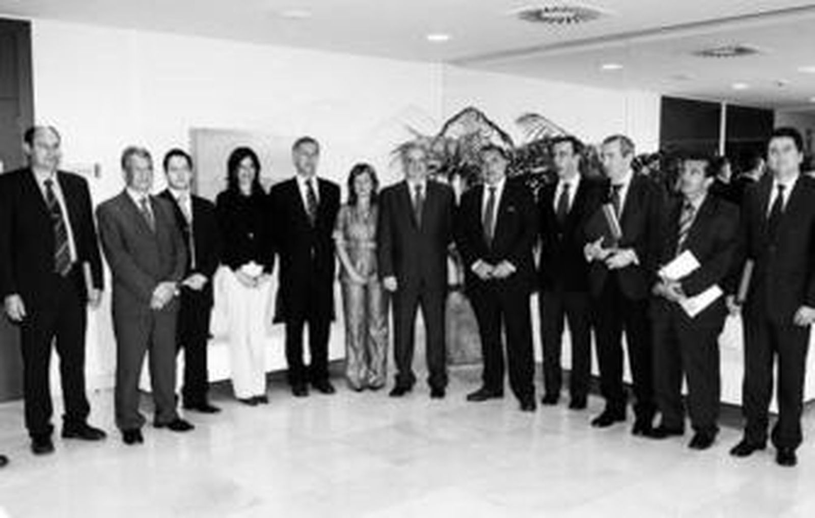 Los premiados posan tras la entrega de las distinciones junto al consejero Antonio Fernández.