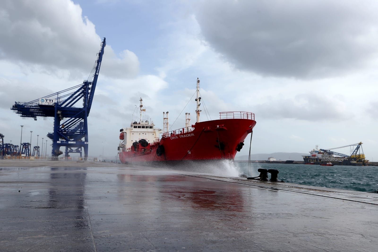 El buque petrolífero 'Oryx trader', atracado en el Puerto de Algeciras a causa de un temporal.