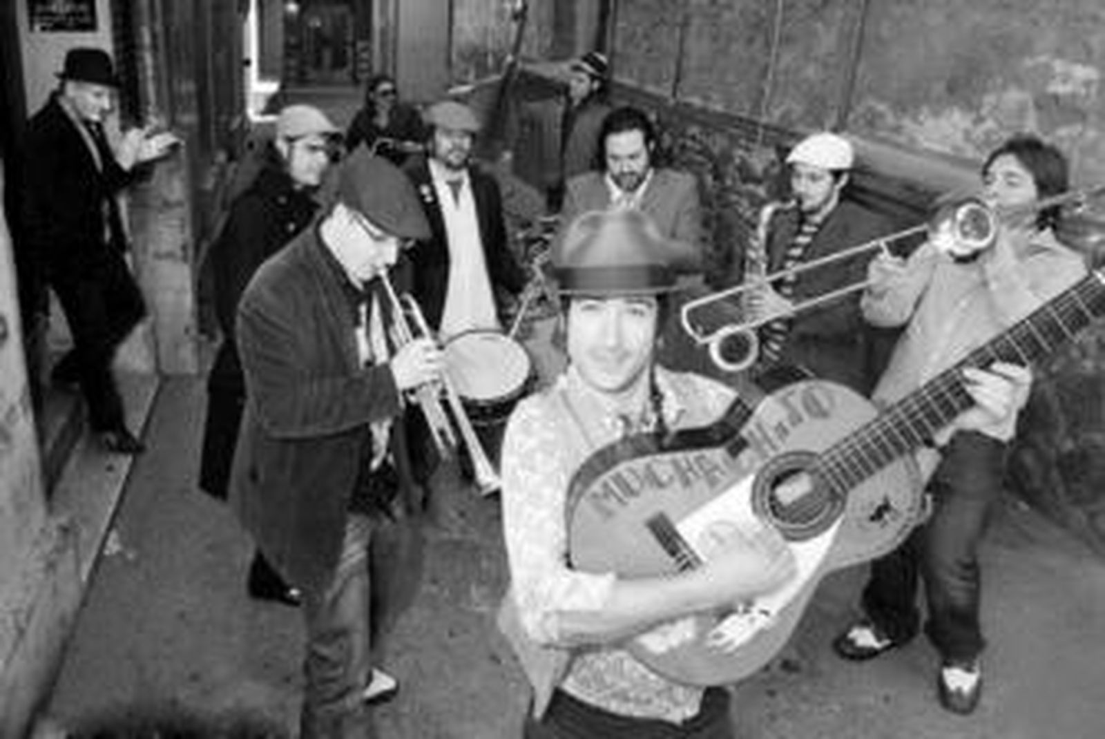 Los integrantes de Muchachito Bombo Infierno, con Juan Perera a la cabeza