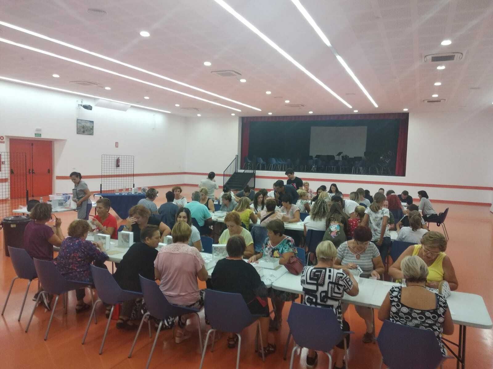 Cubos iluminados con técnicas de grabado para medio centenar de vecinos