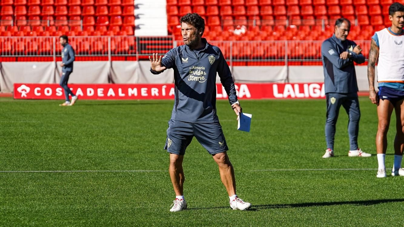 El entrenador rojiblanco dirige uno de los entrenamientos de la semana.