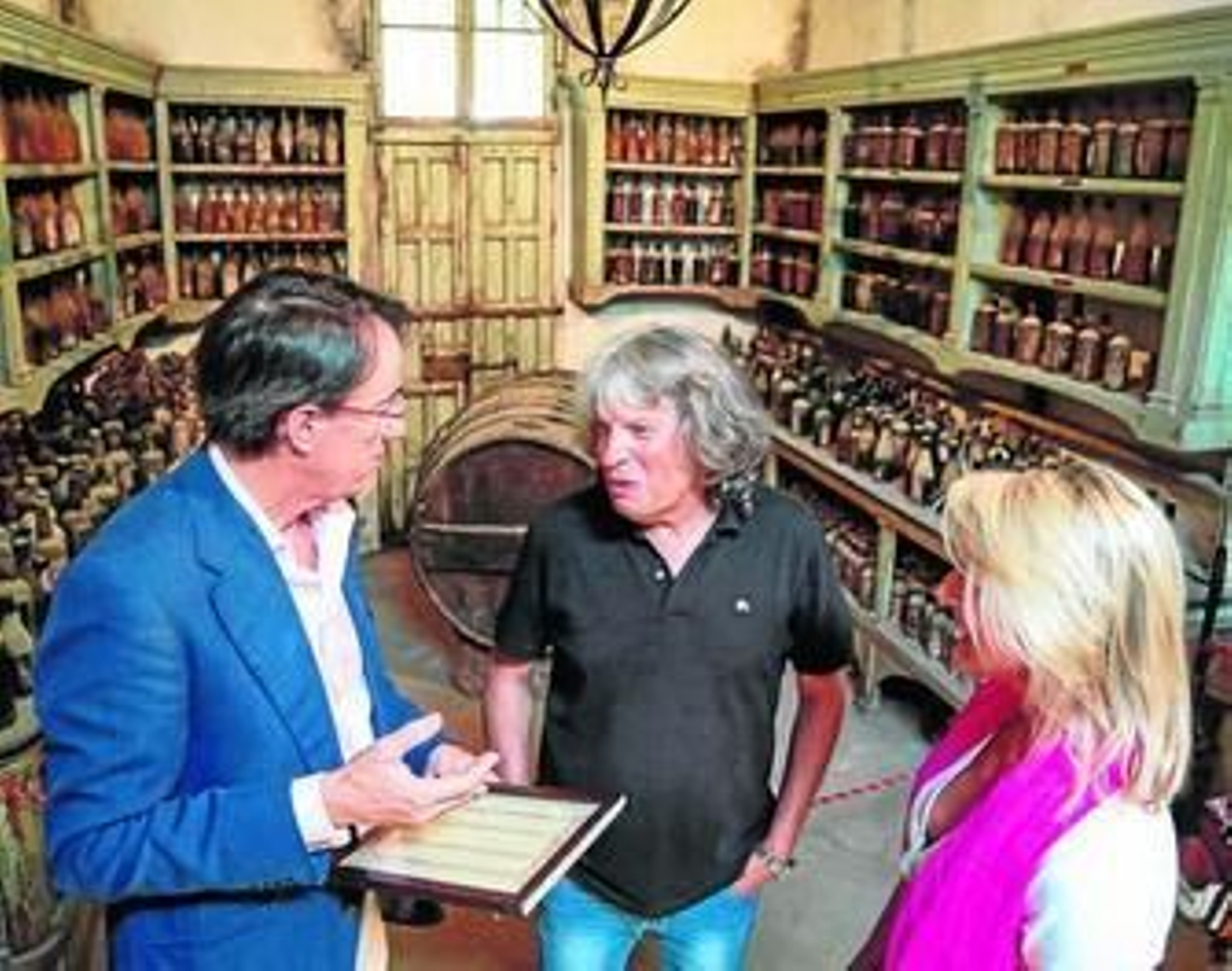 José Mercé, junto a Mauricio González-Gordon y su esposa, Cristina Luque, en el cuarto de muestras, ayer.