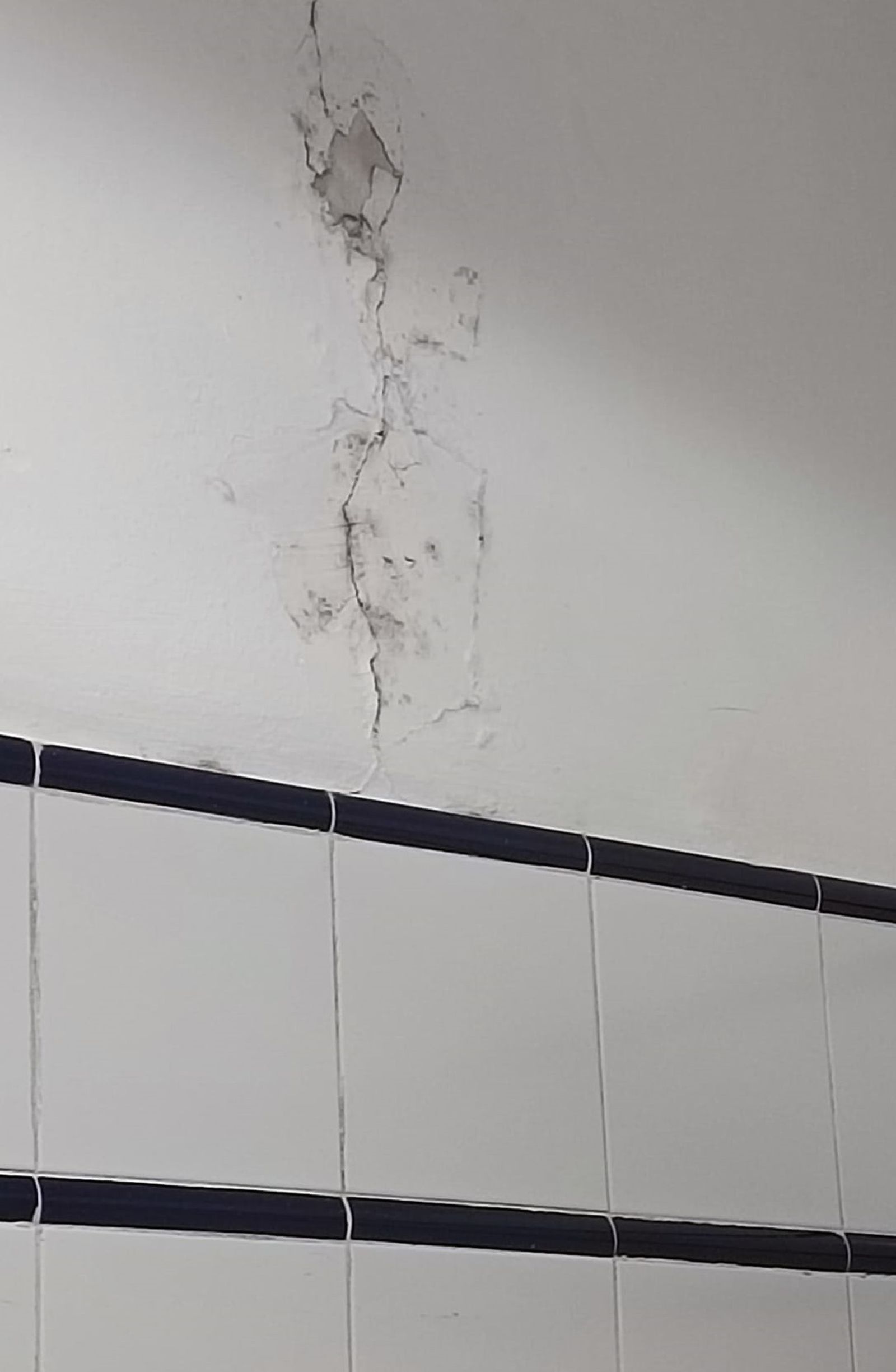 Las imágenes de los desperfectos y roturas denunciados en Urgencias de Huelva