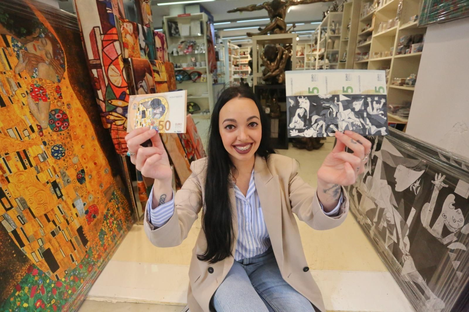 Mari Roldán con dos de sus obras.