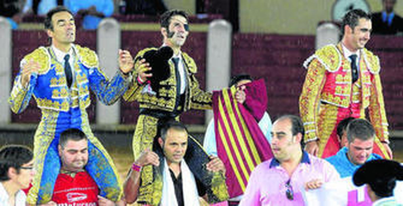 El Cid, Juan José Padilla y El Fandi, en su salida a hombros de la plaza de toros de Valladolid.