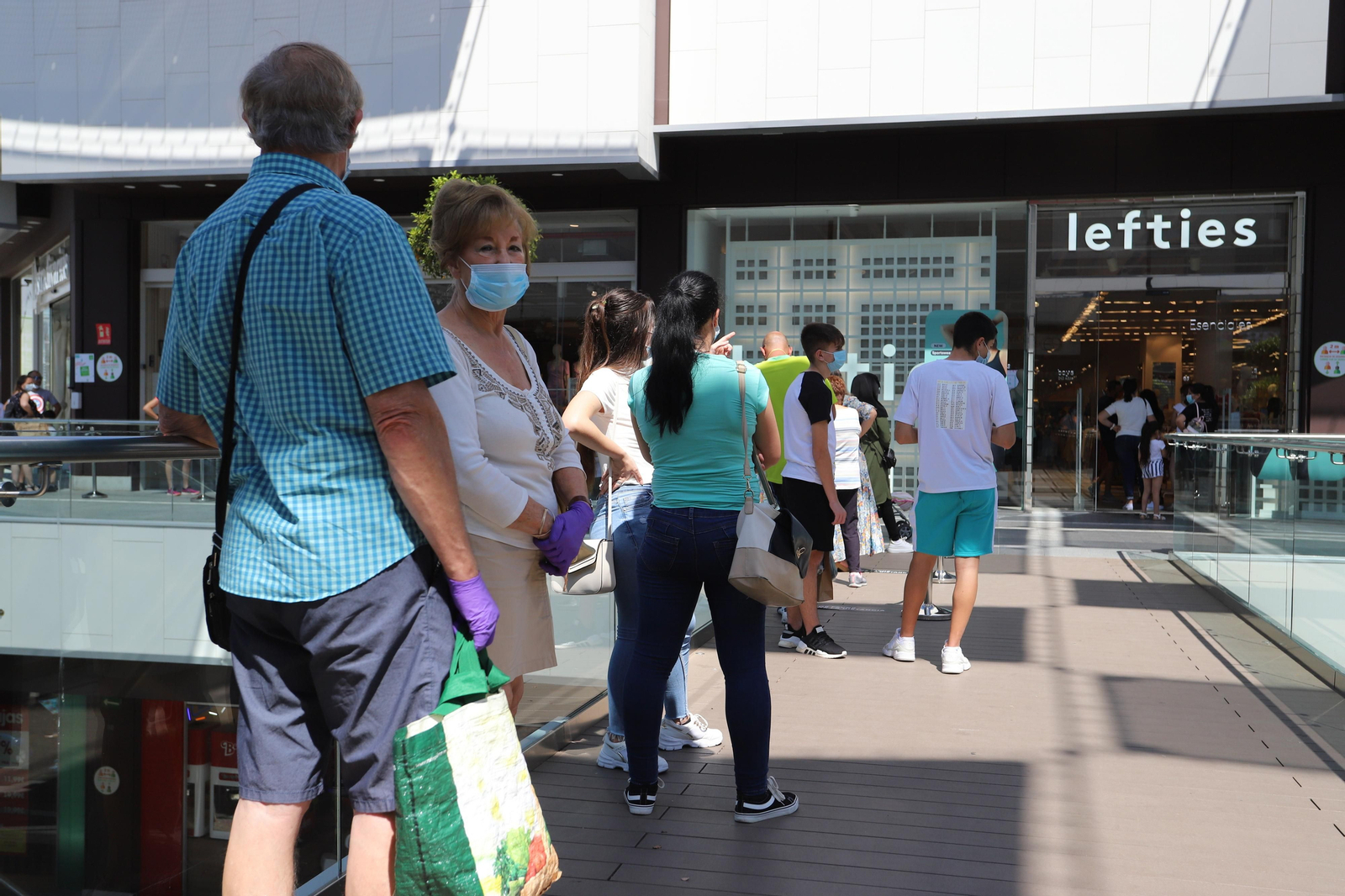 Imágenes de la apertura en la fase dos de la desescalada del centro comercial Holea en Huelva