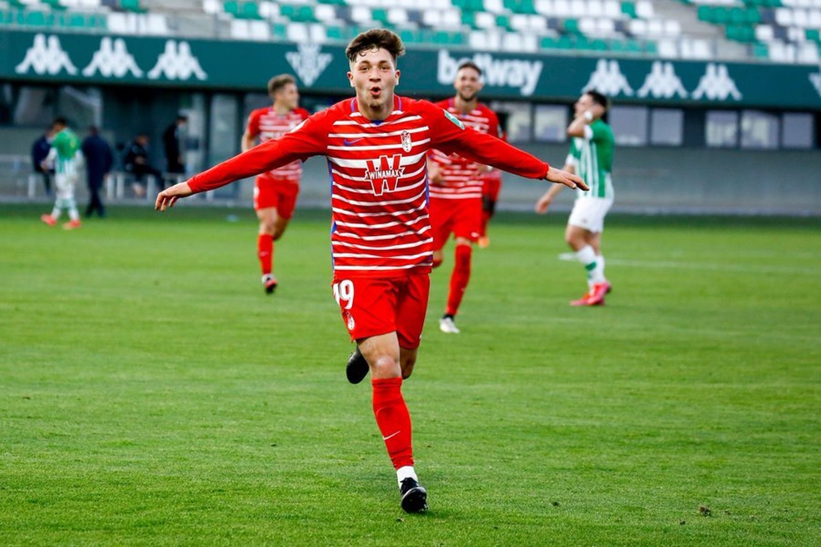 Aranda celebra el segundo tanto del Recreativo.