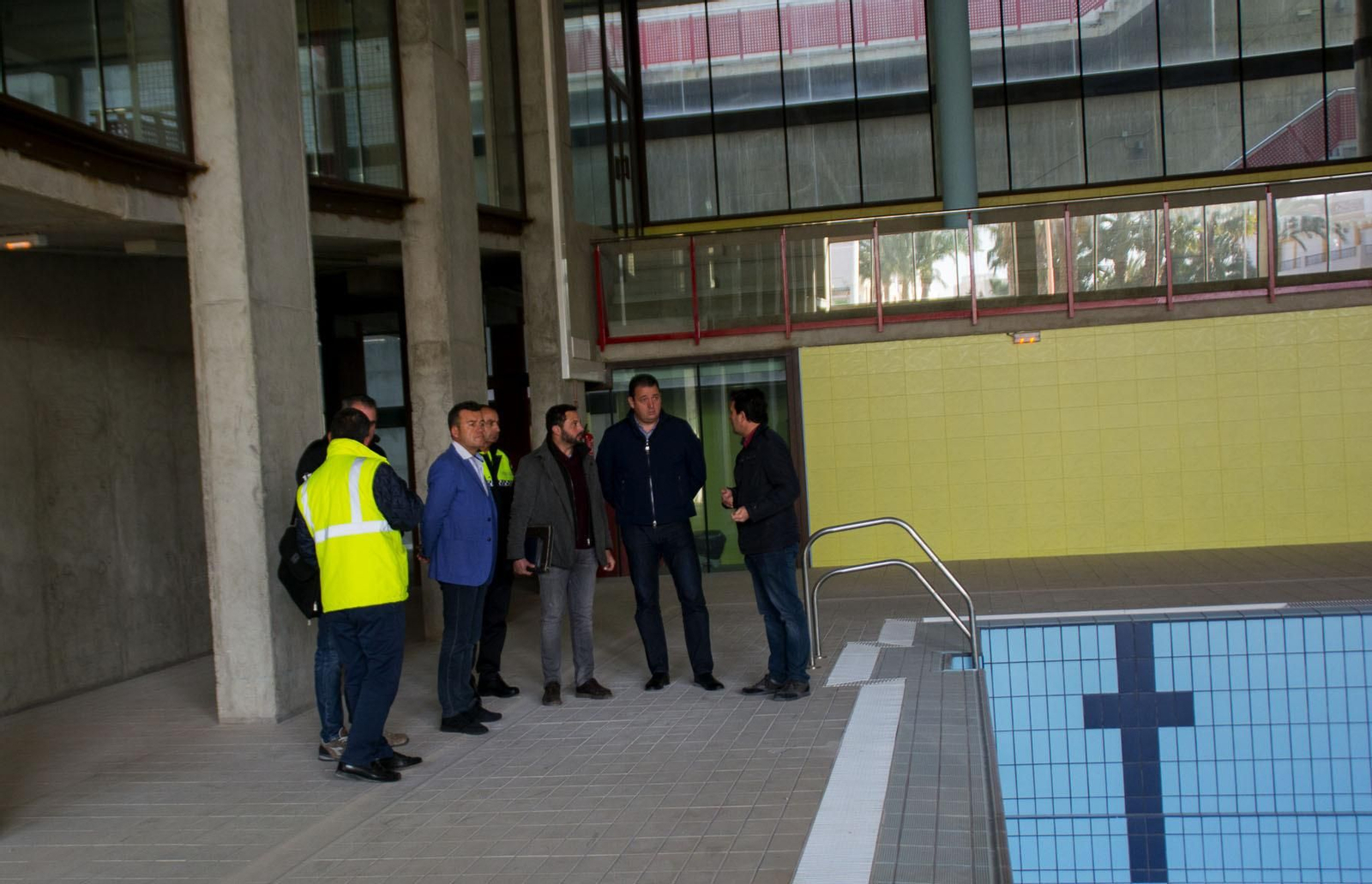 El alcalde ha visitado la instalación esta semana antes del inicio de las obras, que comenzarán en la piscina.