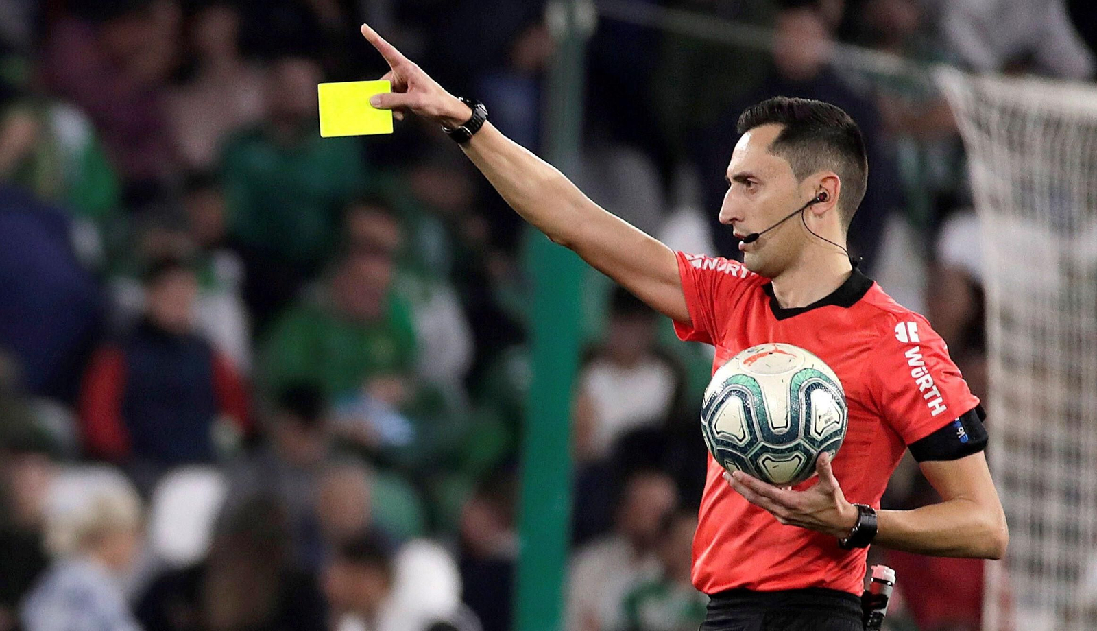 Sánchez Martínez, tarjeta en mano, durante un partido de Liga