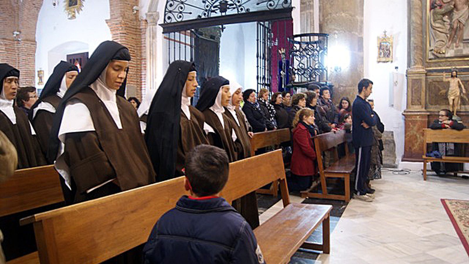 Madres Descalzas durante un acto religioso en Cumbres Mayores.