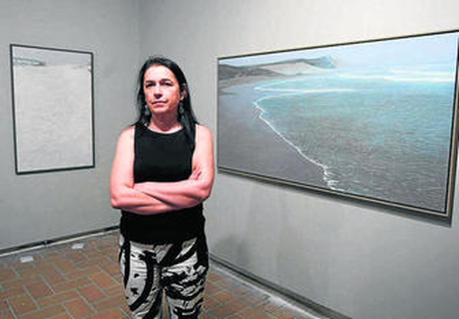 Carmen Bustamante posa ante su obra en el Castillo de Santa Catalina.