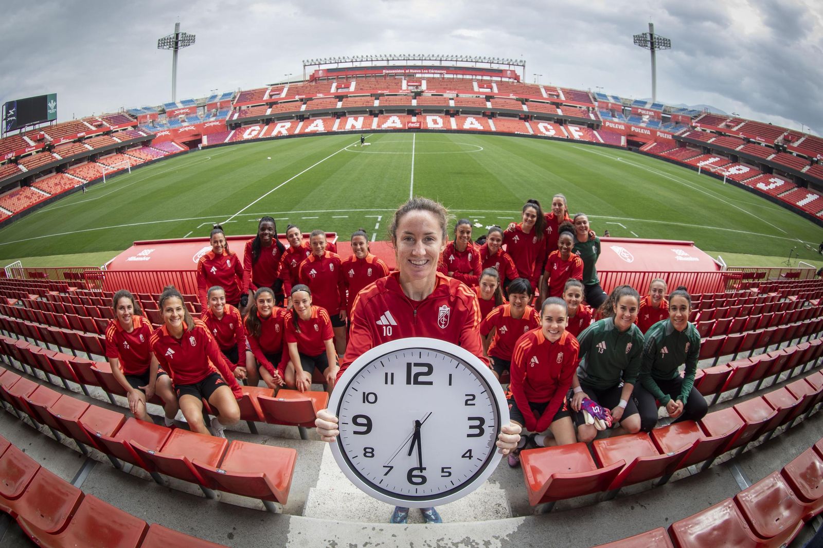 La capitana Lauri posa junto al resto de la plantilla con la hora marcada en rojo, las 18:30.