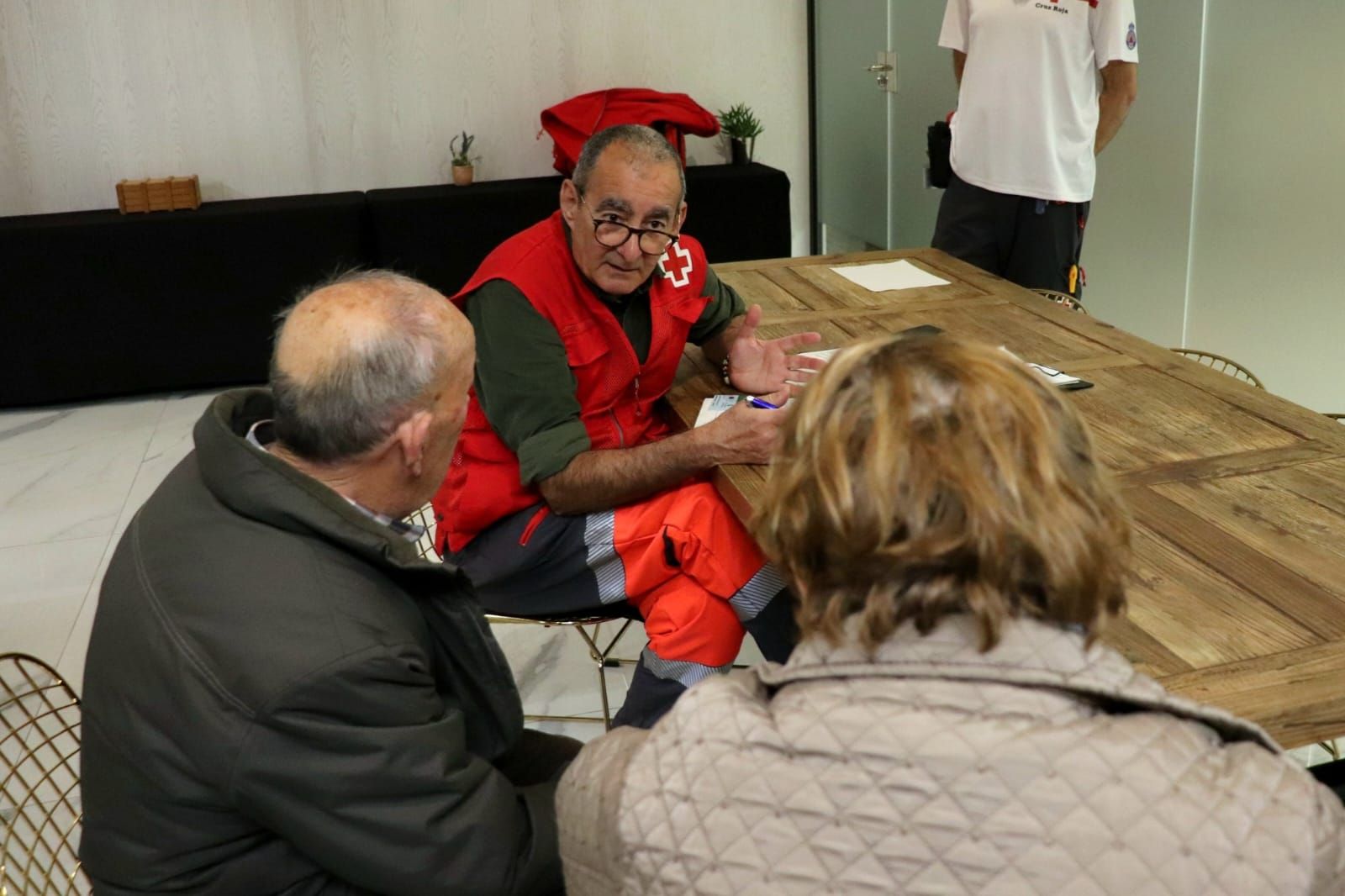 En imágenes: Las primeras horas de los vecinos desalojados de Dúdar en el hotel Luna de Granada