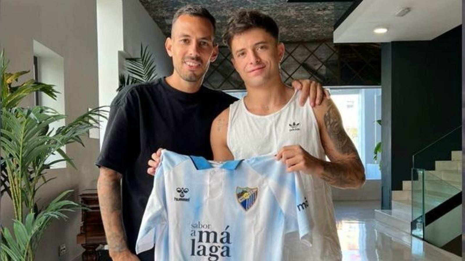 Manu Molina y Adri Contreras posan con la camiseta del Málaga CF Manu Molina y Adri Contreras posan con la camiseta del Málaga CF