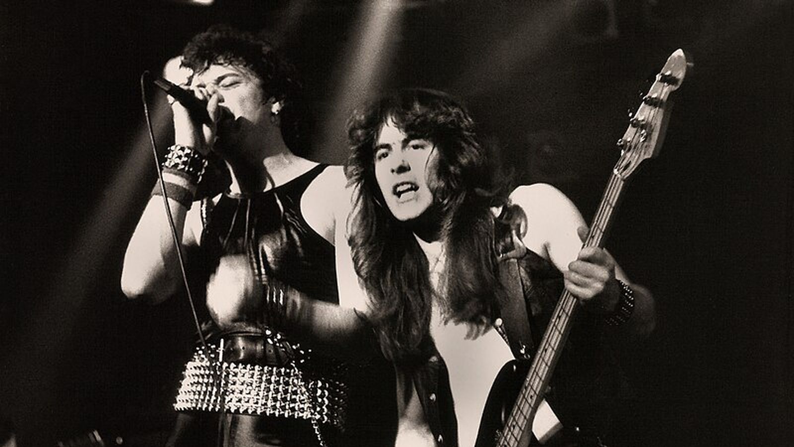 Imagen de Paul Andrews (I) junto a Steve Harris en Iron Maide en 1980