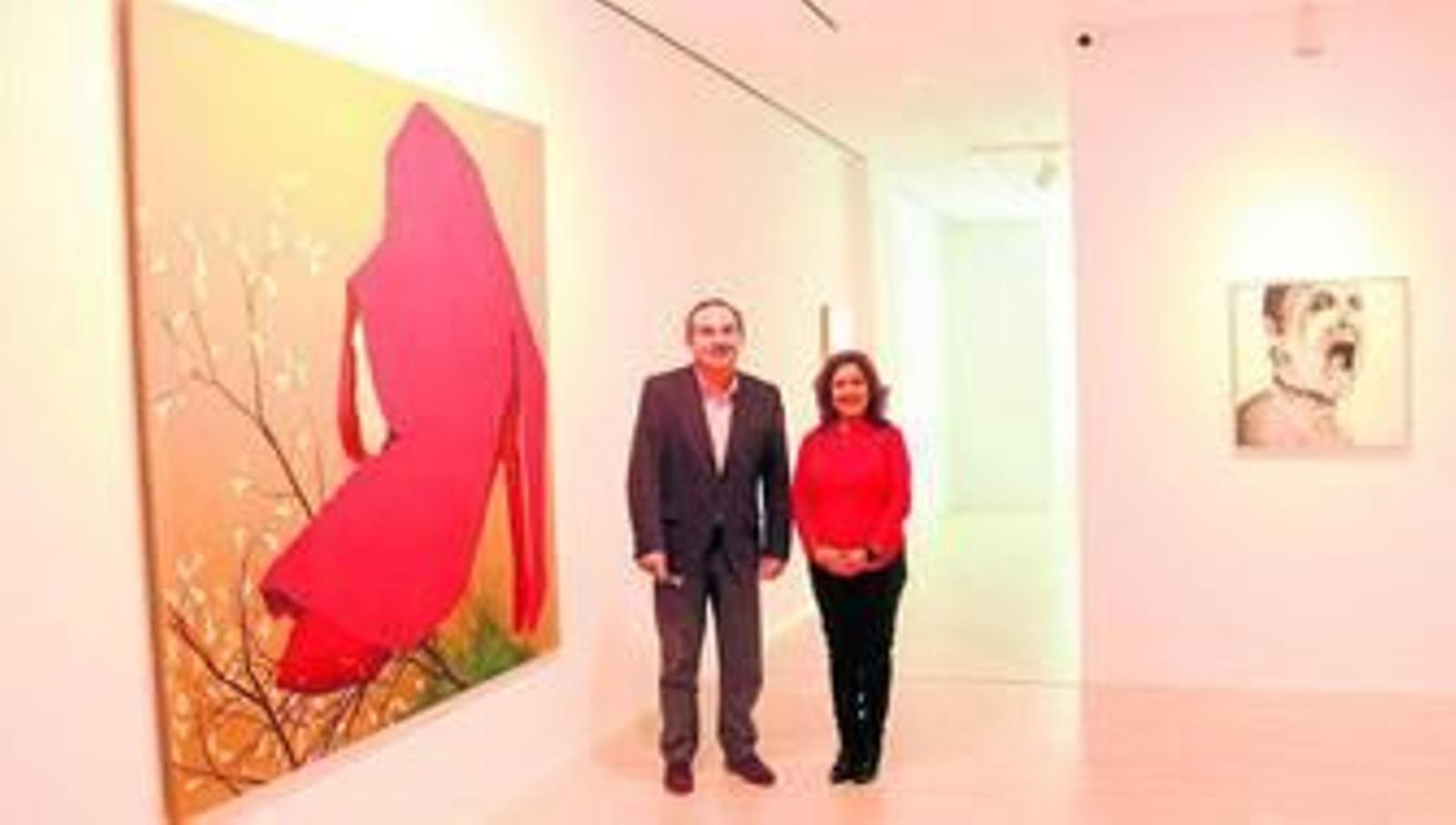 1. El alcalde de Vélez-Málaga, Francisco Delgado Bonilla, y Mariluz Reguero, miembro del Comité Asesor del centro posaban horas antes de la inauguración en una de las salas . 2 y 3. La muestra incluye 75 piezas desde la escultura y la pintura al papel. 1. El alcalde de Vélez-Málaga, Francisco Delgado Bonilla, y Mariluz Reguero, miembro del Comité Asesor del centro posaban horas antes de la inauguración en una de las salas . 2 y 3. La muestra incluye 75 piezas desde la escultura y la pintura al papel.