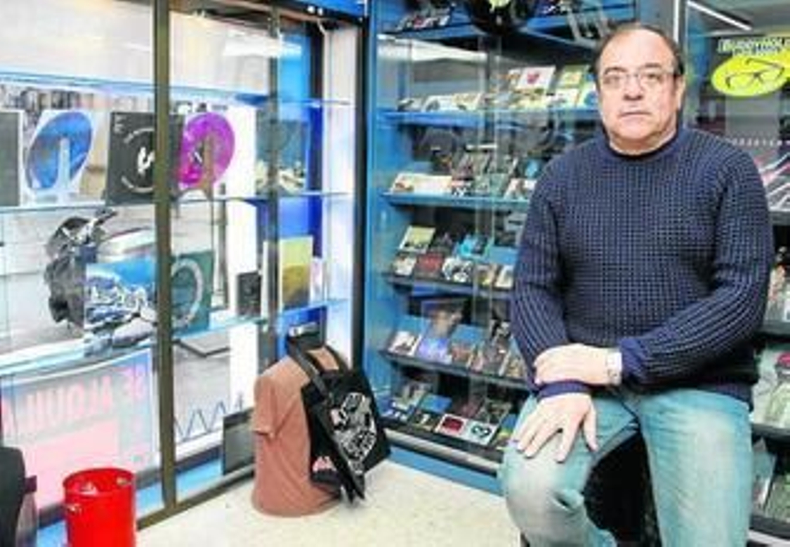 1. Fachada de Discos Krisis, en la calle Moral de la Magdalena, que cerró definitivamente sus puertas hace unos días después de 32 años abierto al público. 2. José Díaz, propietario de Melgamusic, pondrá a finales de mes punto y final a una trayectoria de 34 años recomendando discos a sus clientes.  3. Discos Compacto, el próximo establecimiento en cerrar.