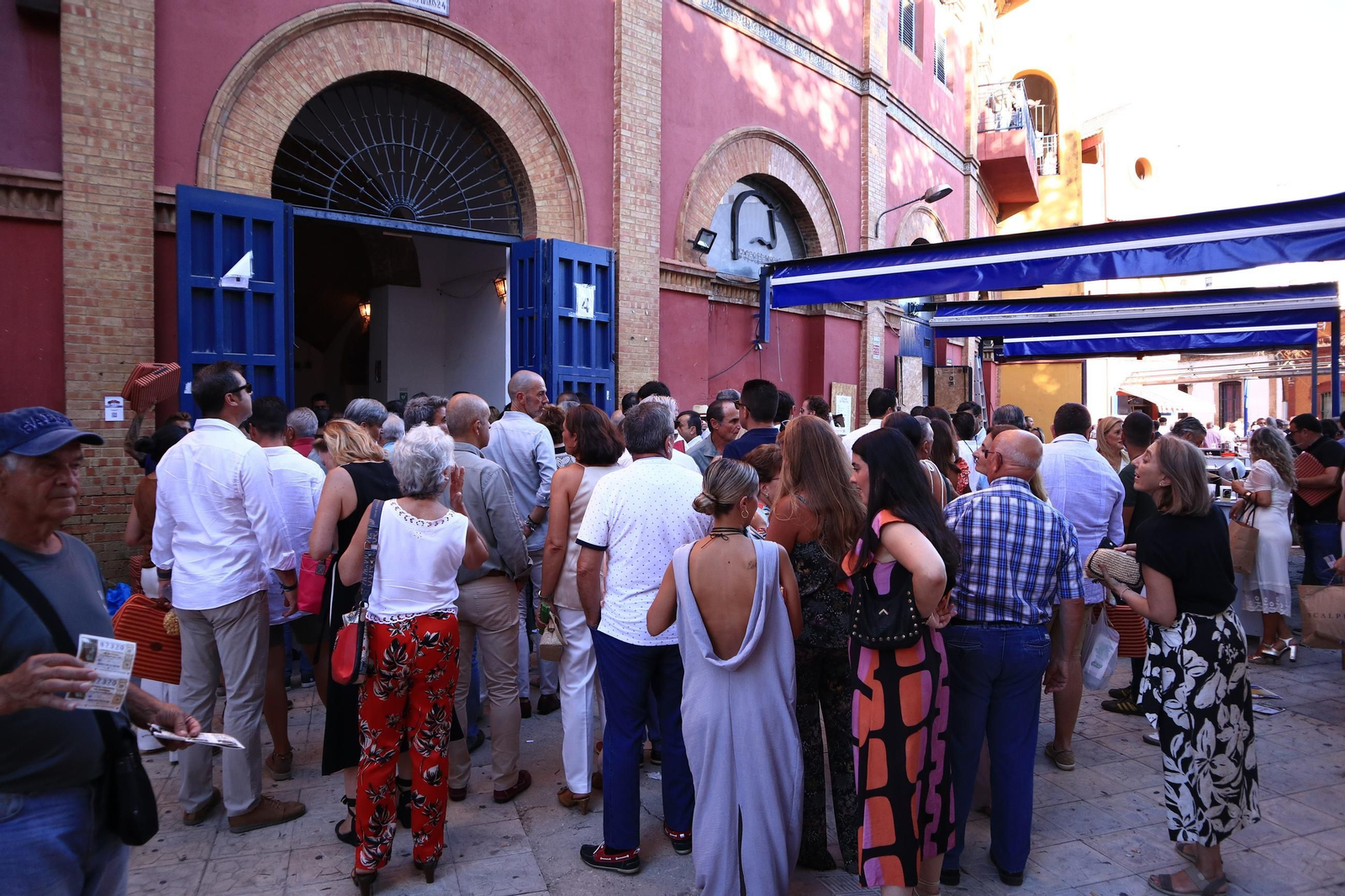 Imágenes de ambiente en el tercer día de toros en Huelva