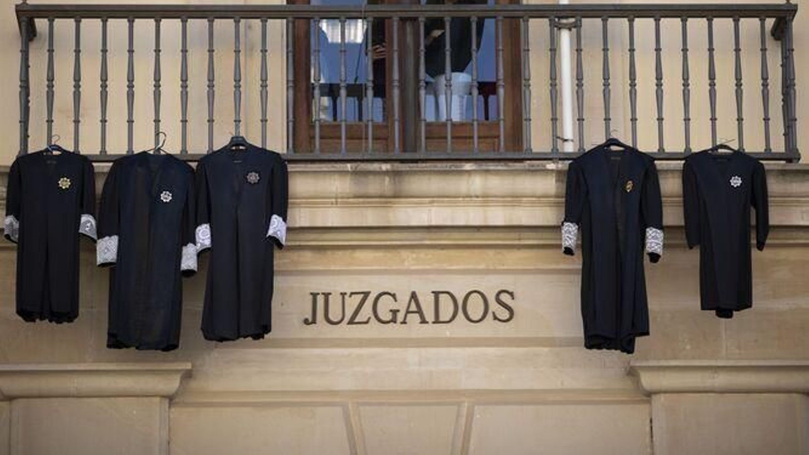 Togas colgadas en una sede judicial.