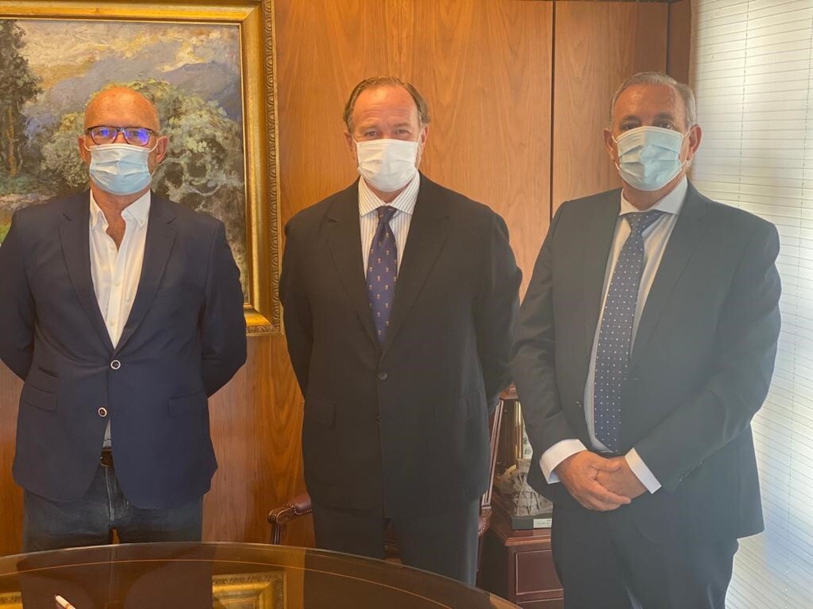 El presidente de Caja Rural del Sur y su Fundación con los representantes de la Cooperativa.