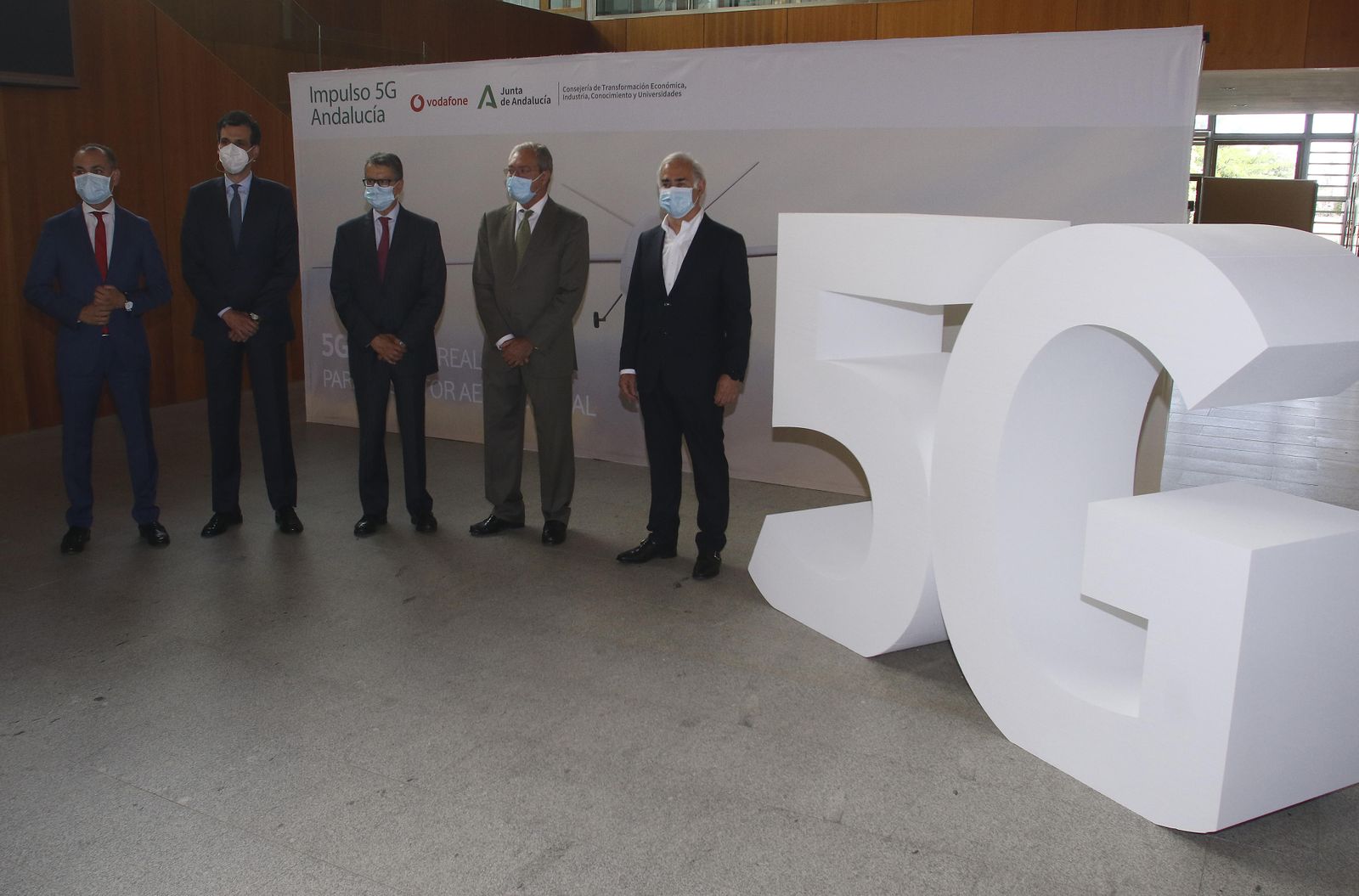 Foto de familia de la presentación de la jornada de Vodafone las aplicaciones del 5G al sector aeroespacial